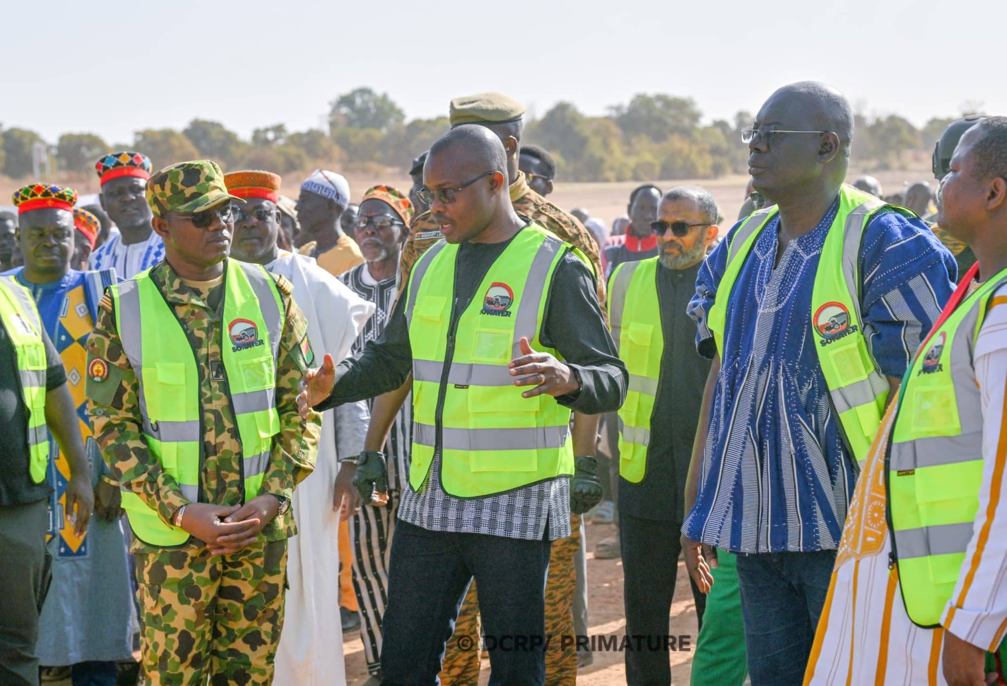 Le chef du gouvernement en train certainement de donner des instructions à son ministre en charge de l'agriculture et de l'eau