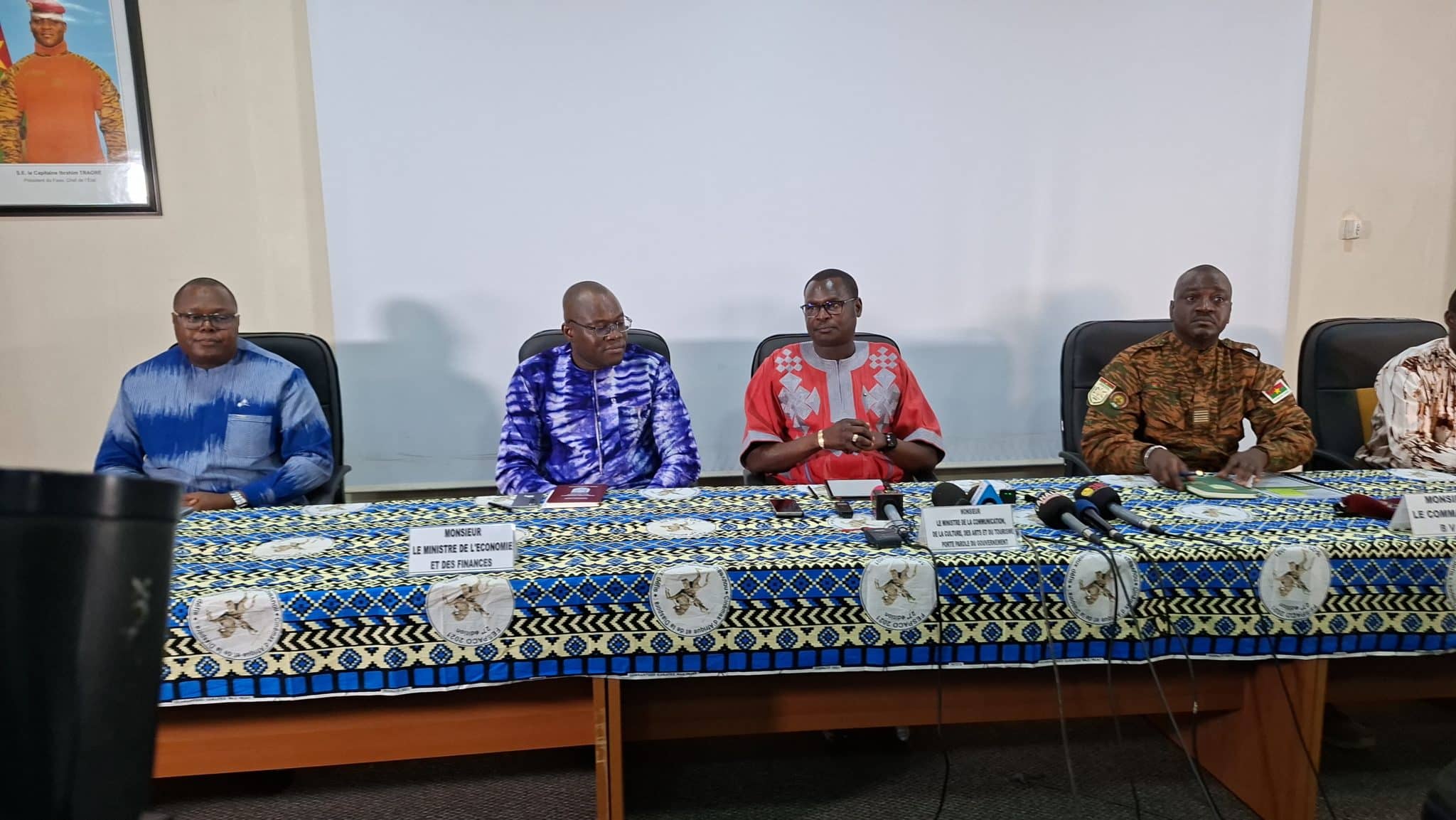 Les membres du gouvernement et le commandant de la BVDP lors de la conférence de presse sur le Fonds de soutien patriotique