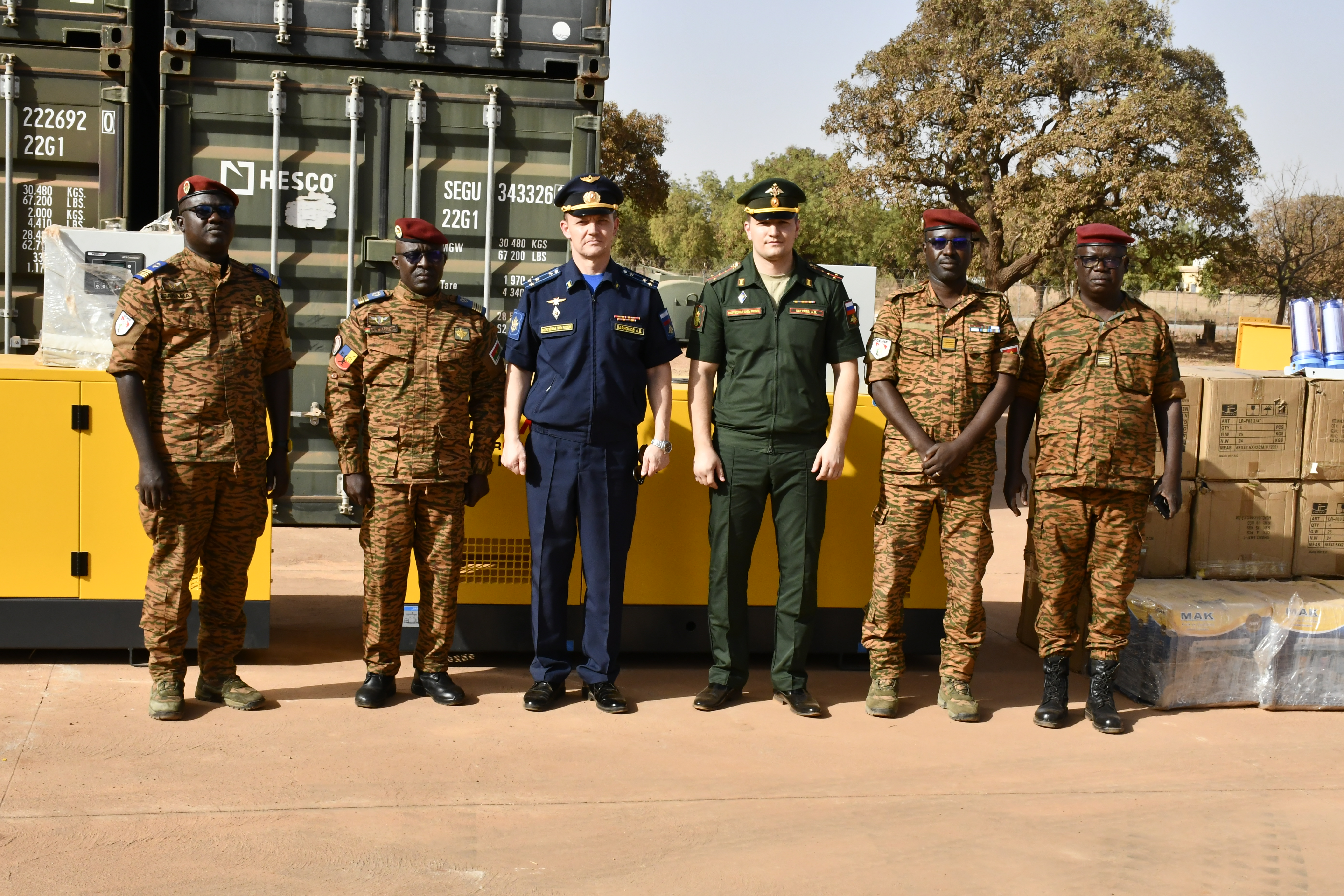 La remise symbolique des clés du matériel entre la partie russe et la Direction Centrale du Génie Militaire