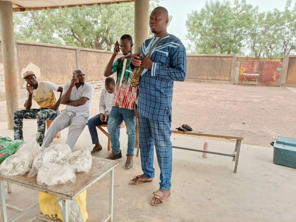 Sanguisso Boureima, trésorier de l’Association Wa Konkoun, lors de la remise de dons