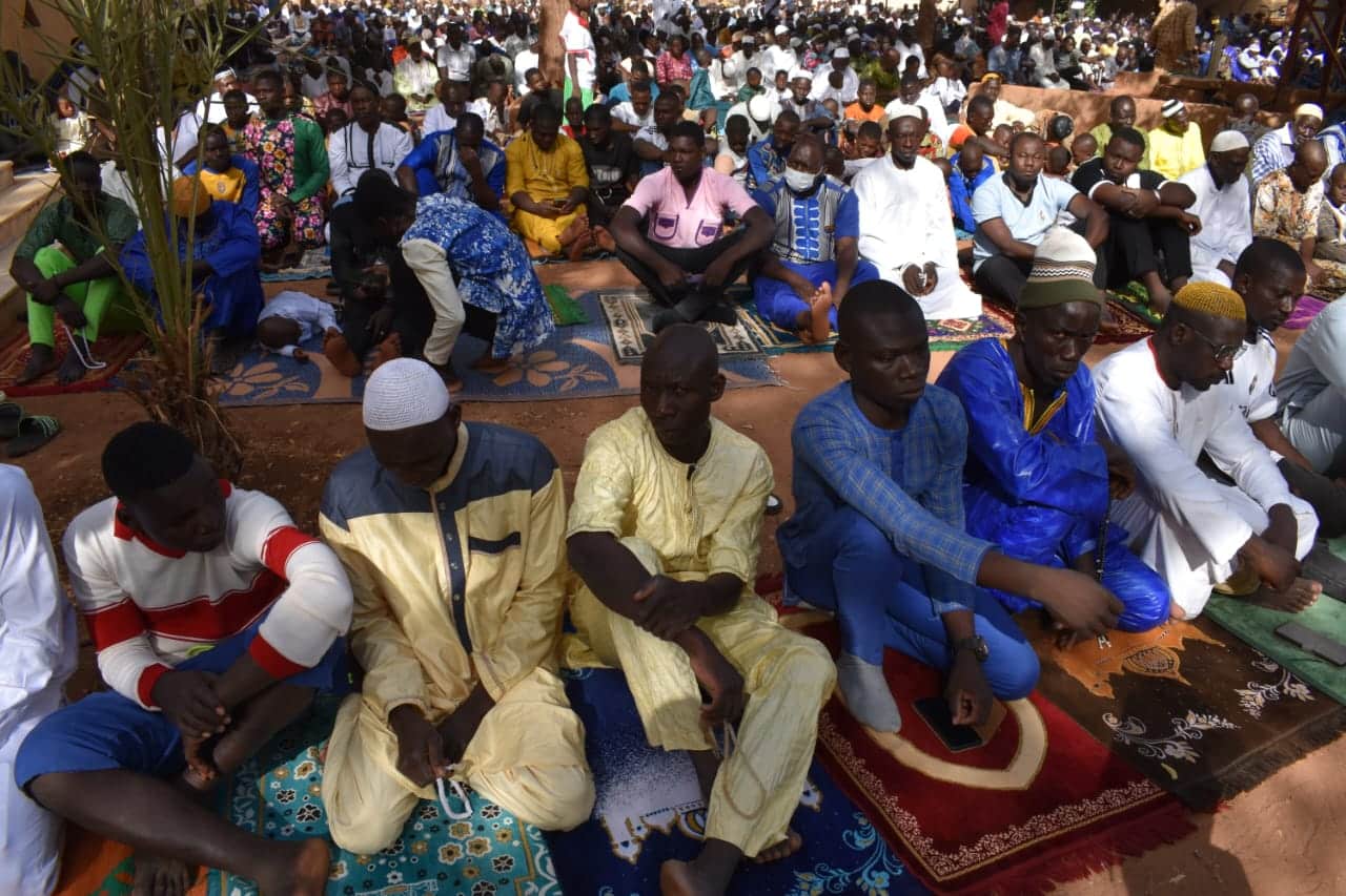 Moment de recueillement intense à la grande mosquée de Tougan, où des centaines de fidèles se sont réunis pour la prière de l’Aïd el-Fitr