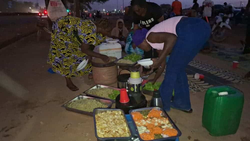 Chrétiens et musulmans réunis autour d’un repas pour célébrer la cohésion sociale.