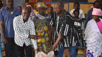 des sacs de riz aux bénéficiaires de la province du Sourou par M. Aboudou Tiama, le 07 mars 2026