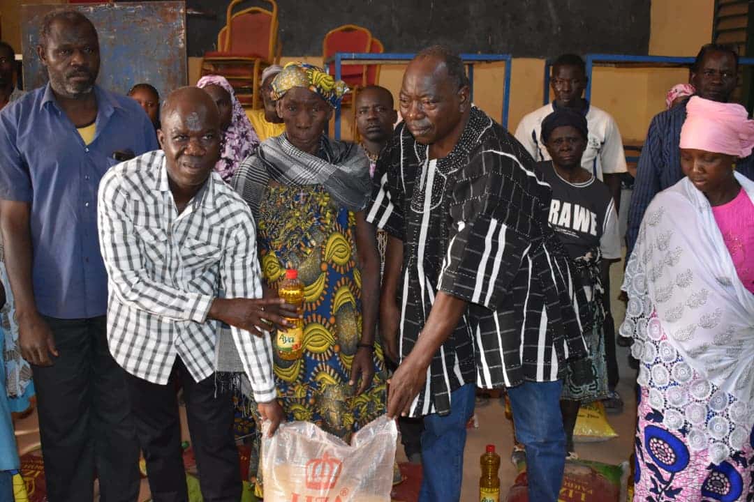 des sacs de riz aux bénéficiaires de la province du Sourou par M. Aboudou Tiama, le 07 mars 2026