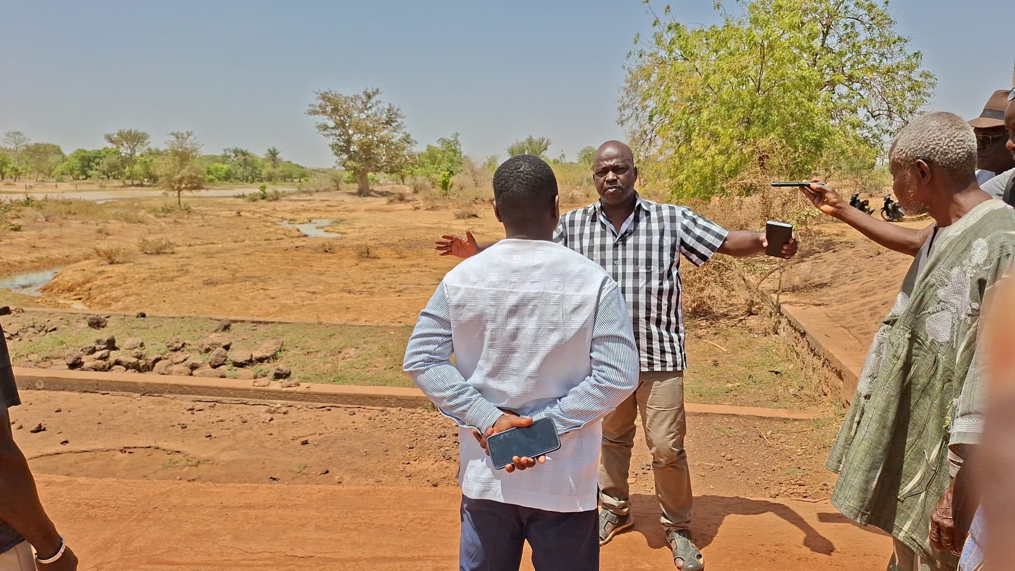 L'entrepreneur Mahamoudou Diallo montrant le plan de l'ouvrage