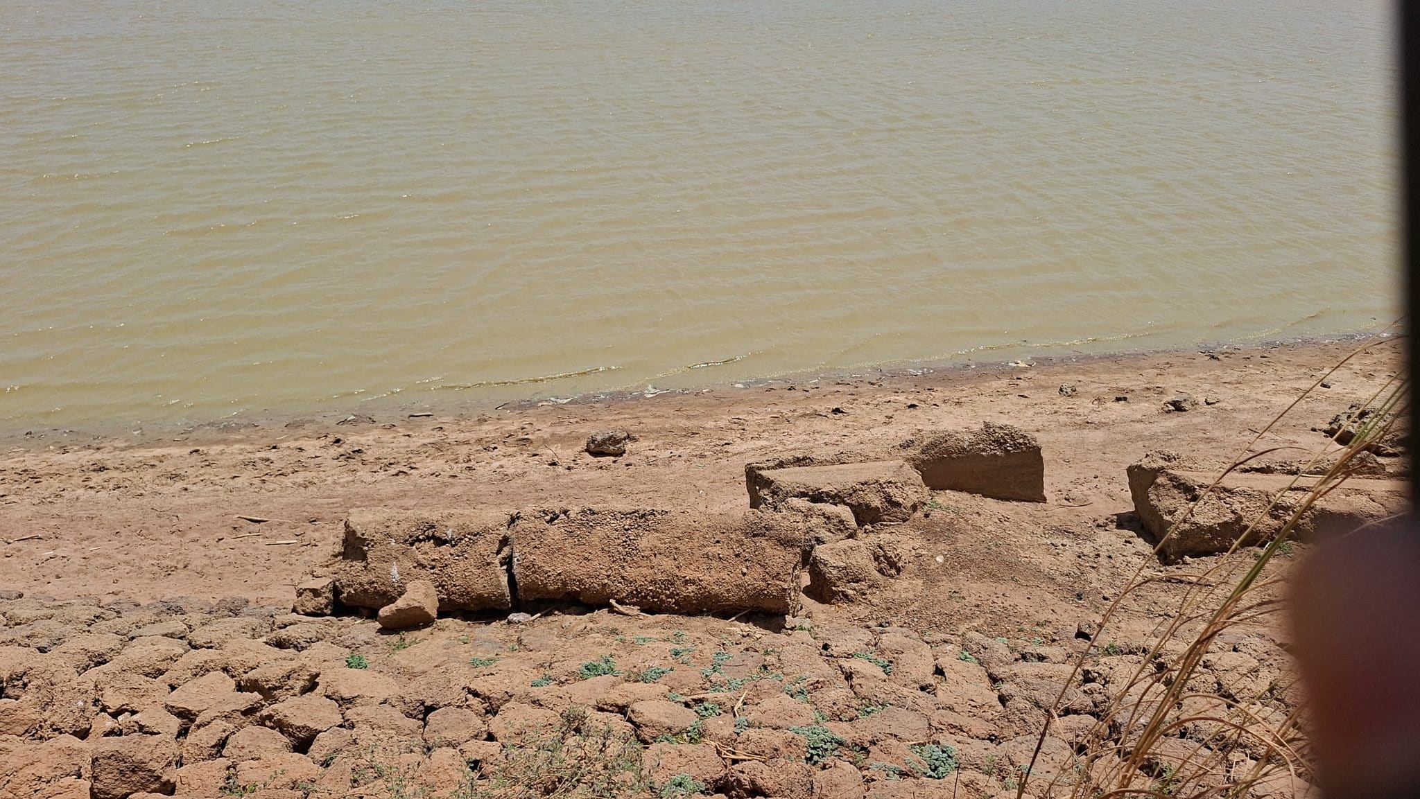 la digue de Nazoanga, dégradée par deux décennies d'érosion