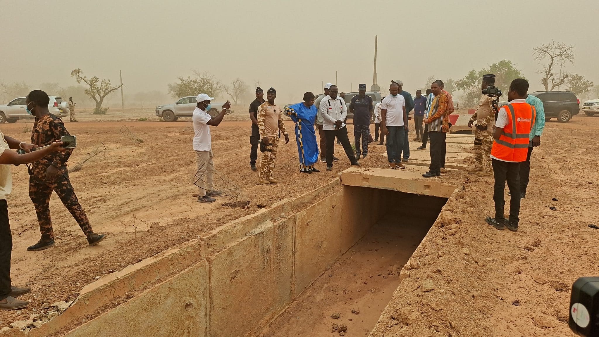 Les autorités constatant l'achèvement des travaux de voirie et d'assainissement sur le site de 60 hectares à Ziniaré.Infrastructures techniques : Aperçu des installations d'électrification et d'adduction d'eau potable en cours de finalisation sur le site de Ziniaré