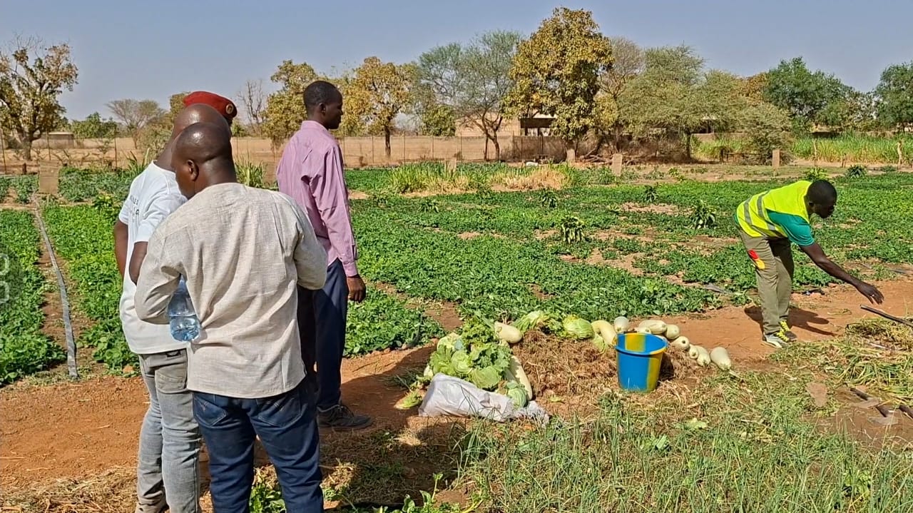 les responsables du Bureau National des Grands Projets durant la visite