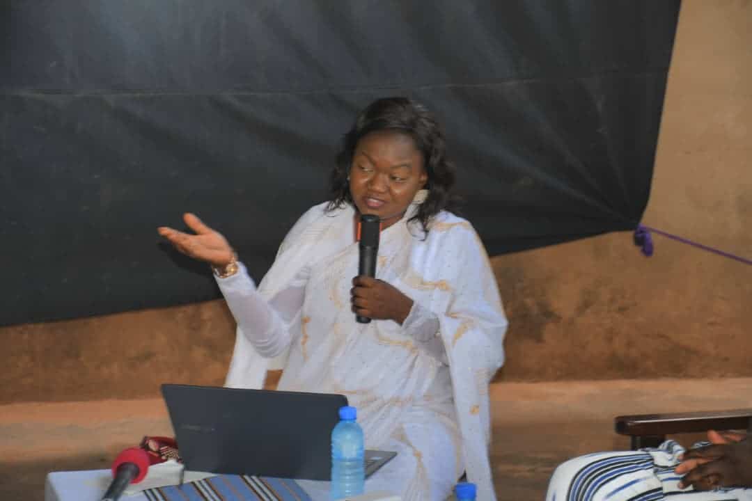 Le Dr Alidieta Drabo lors de la présentation critique de l’œuvre à l’IRTB