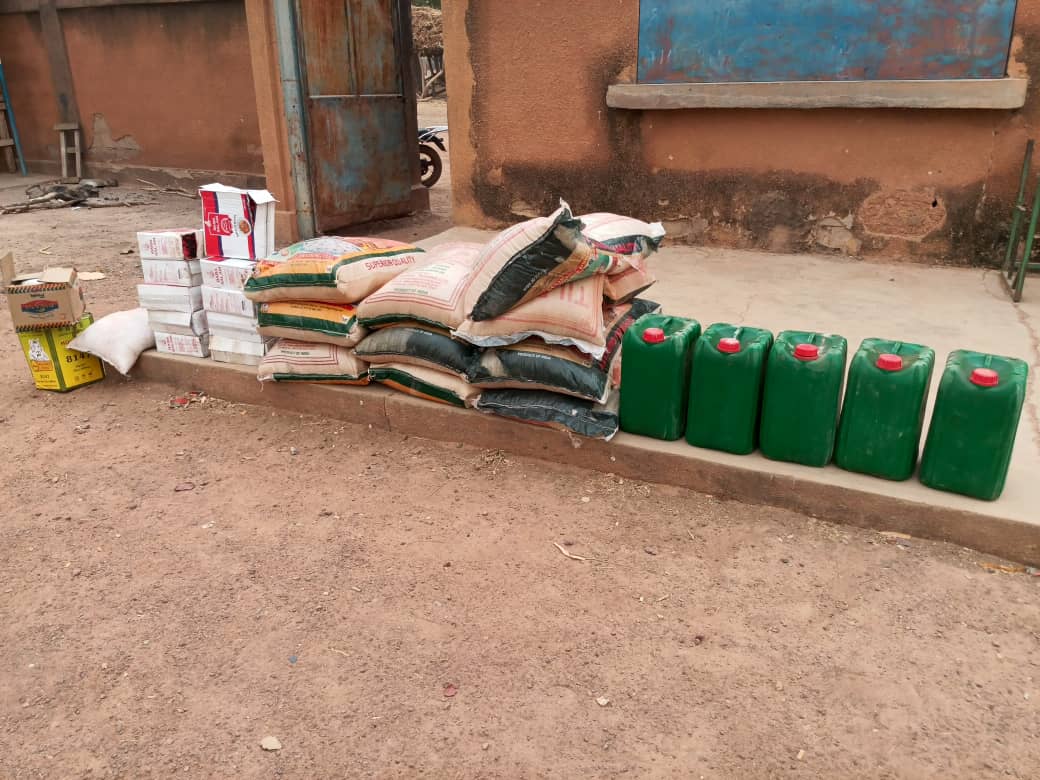 Une vue d'ensemble du don alimentaire composé de riz, d'huile, de spaghetti et de sucre, d'une valeur totale de plus de 400 000 FCFA, destiné à soutenir les défenseurs du village