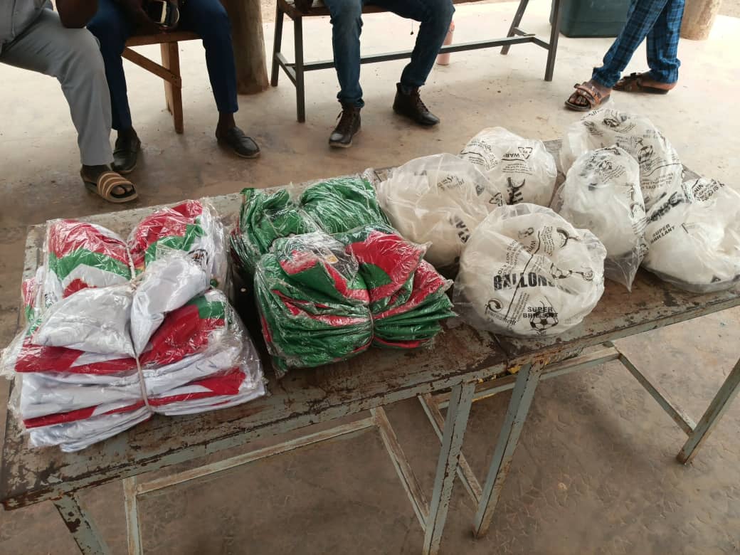 En plus du soutien alimentaire, l'association a remis 6 ballons et 2 jeux de maillots aux jeunes des six quartiers du village pour encourager la cohésion sociale à travers le sport.