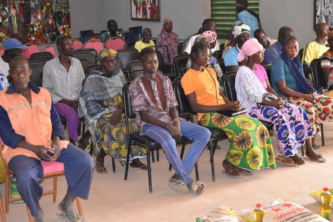 des bénéficiaires exprimant sa gratitude après la réception des kits alimentaires