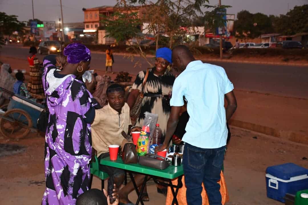 Les participants échangent dans la joie durant cette soirée de pénitence partagée