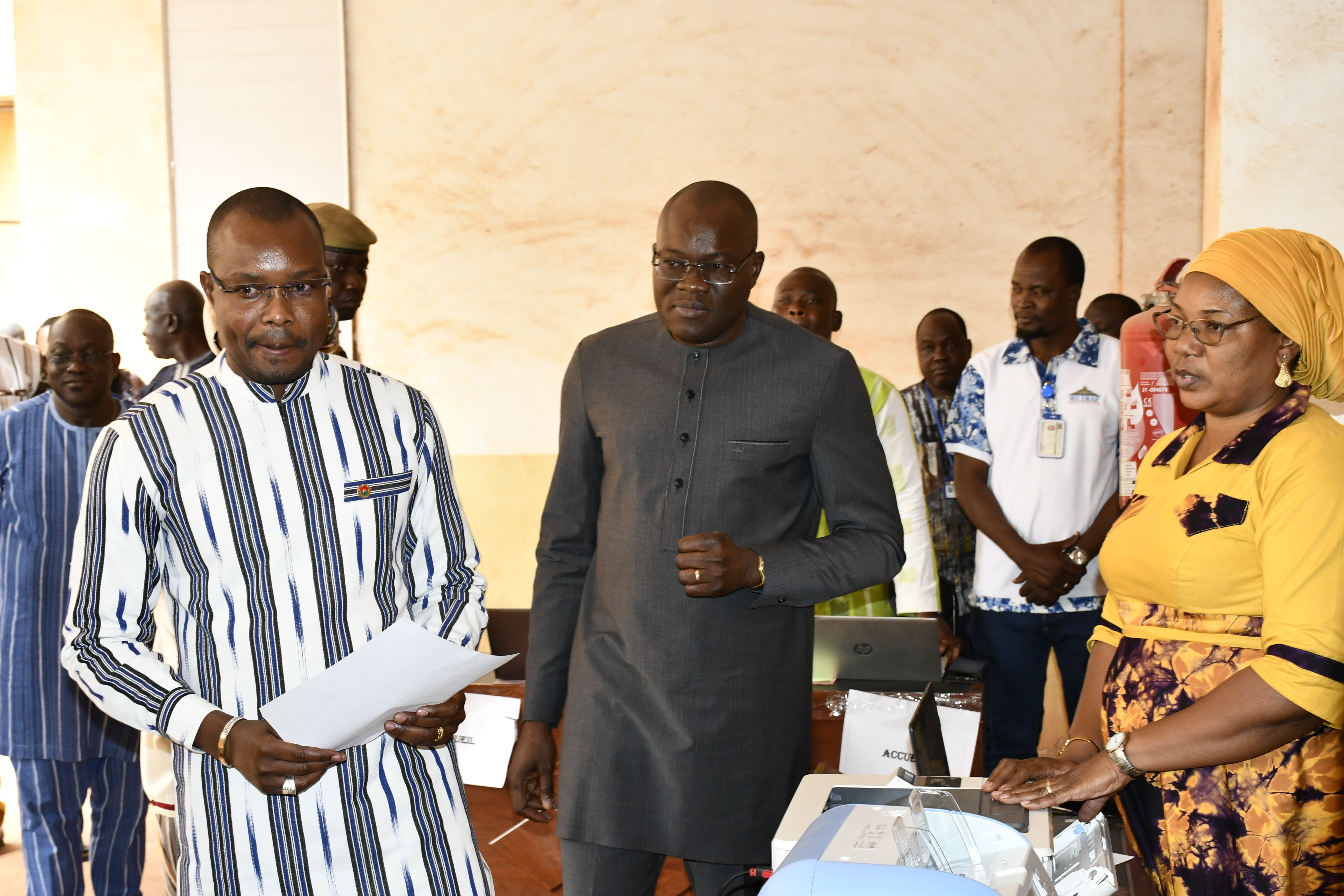 Le Premier Ministre, Rimtalba Jean Emmanuel Ouédraogo, s'acquittant de ses impôts à la DGI pour donner l’exemple du civisme fiscal