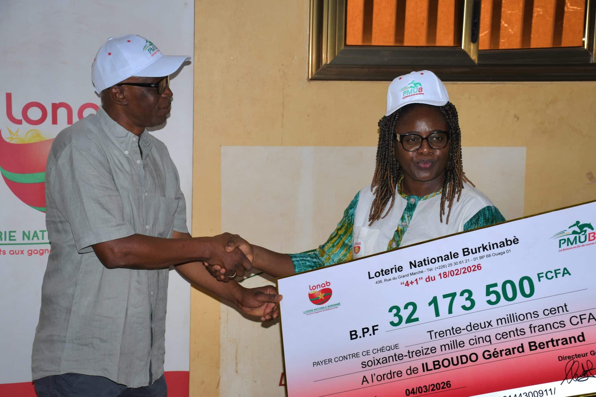 Gérard Bertrand Ilboudo, ingénieur en génie civil, présentant son gain de 32 173 500 F CFA