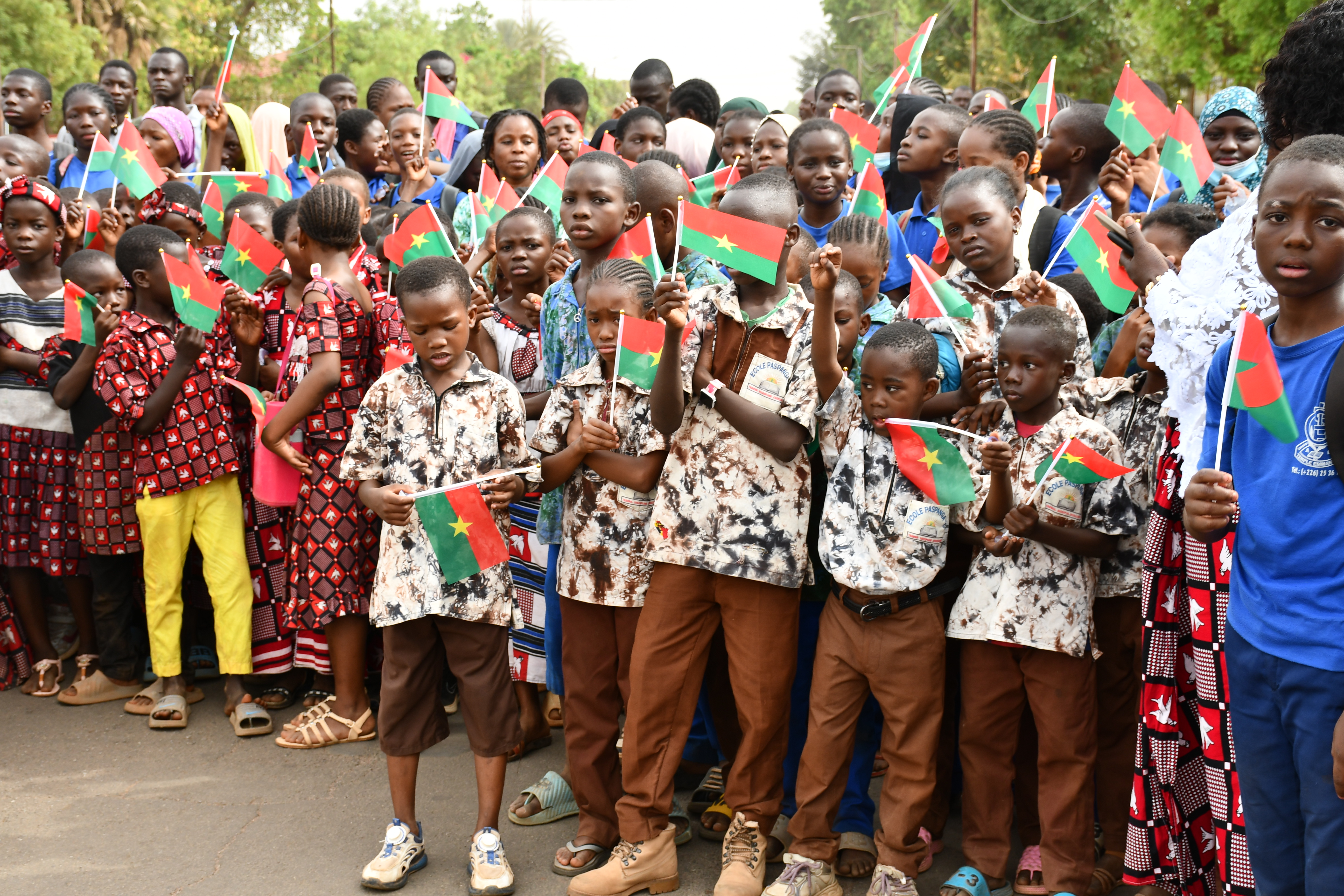 Des écoliers burkinabè au garde-à-vous, symbolisant l'engagement de la jeunesse pour la "Révolution Progressiste Populaire