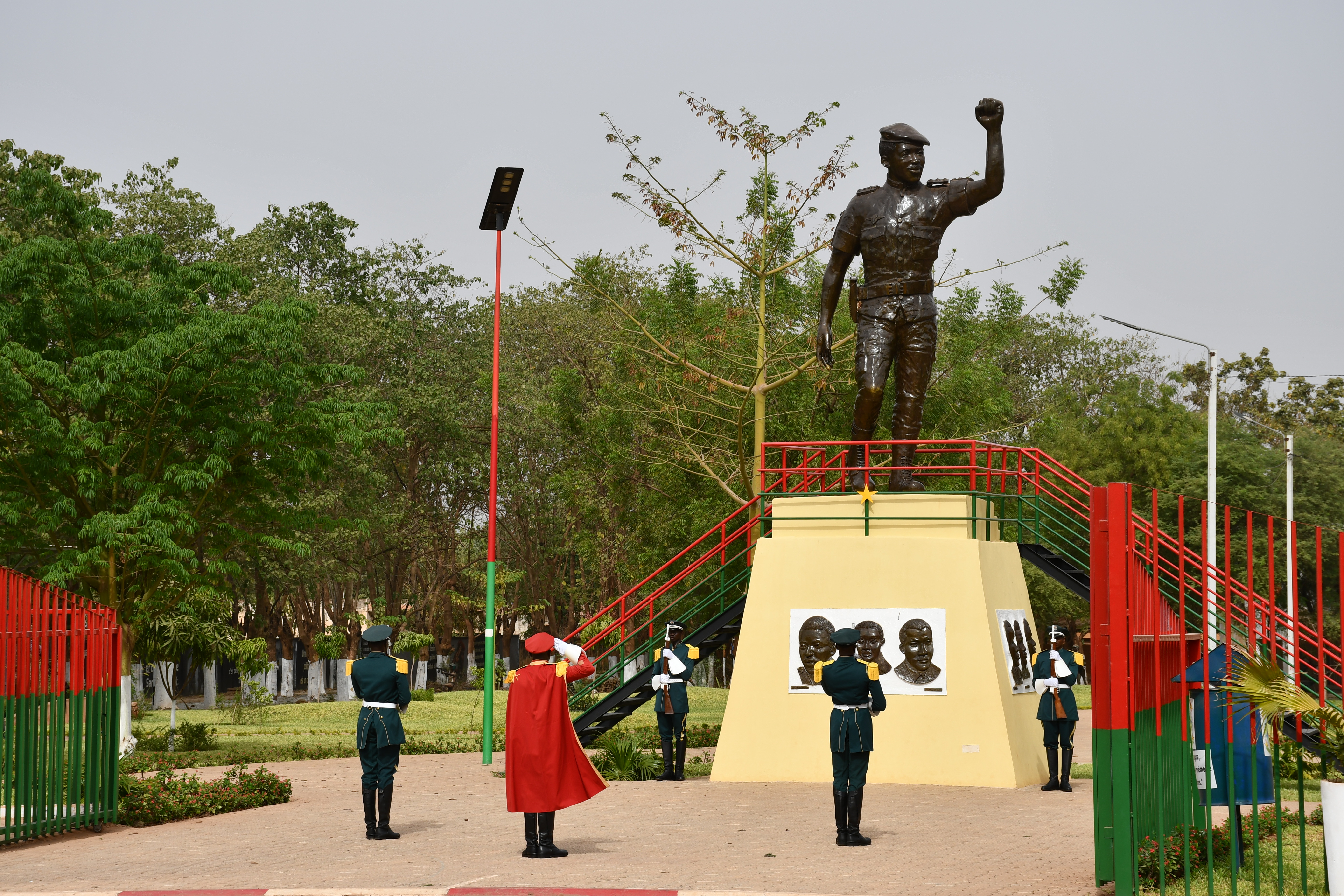 La grande relève de la garde, un moment de discipline militaire instauré pour honorer les héros de la nation