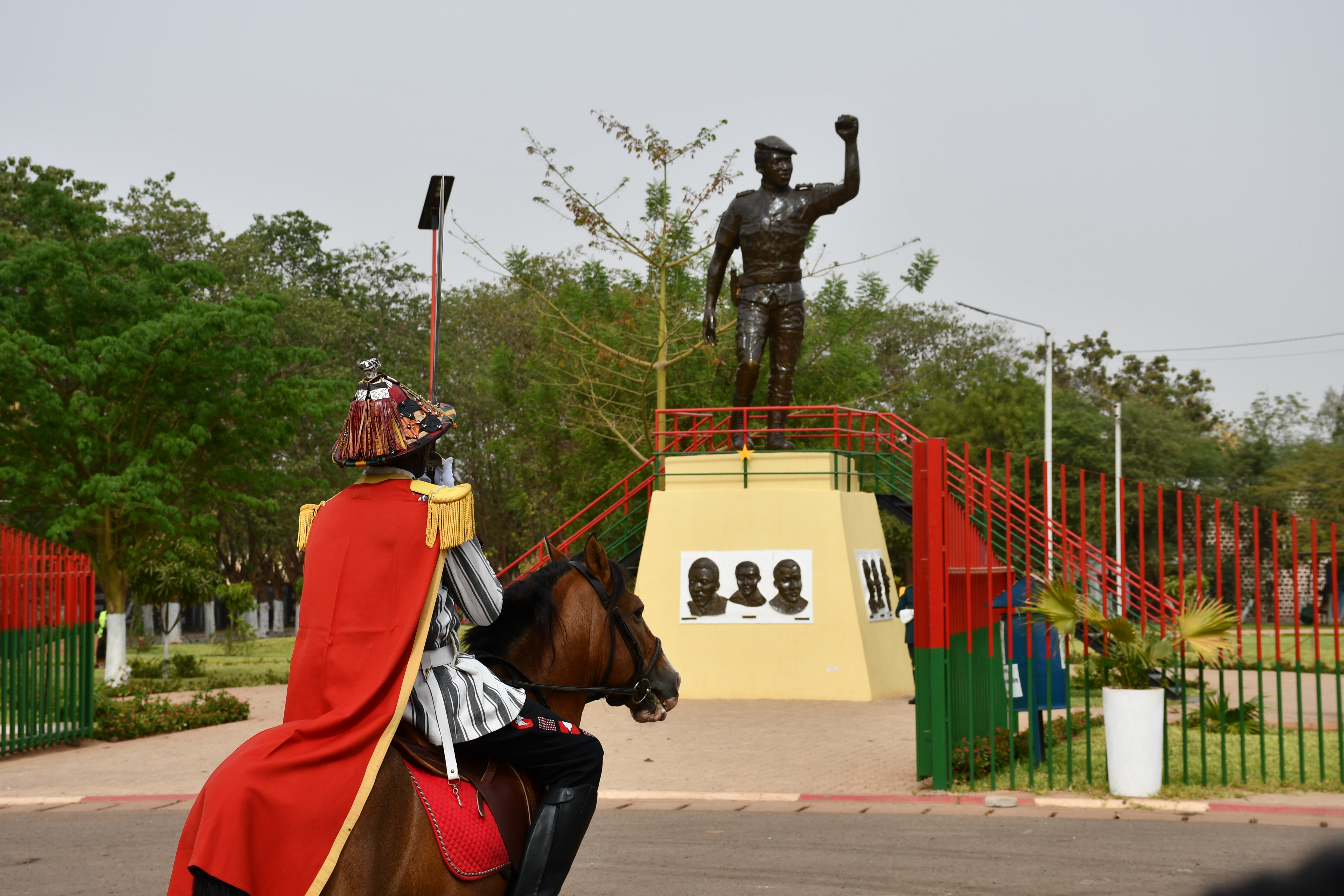 La section cavalerie défile lors du cinquième cérémonial d'hommage au Mémorial de Ouagadougou