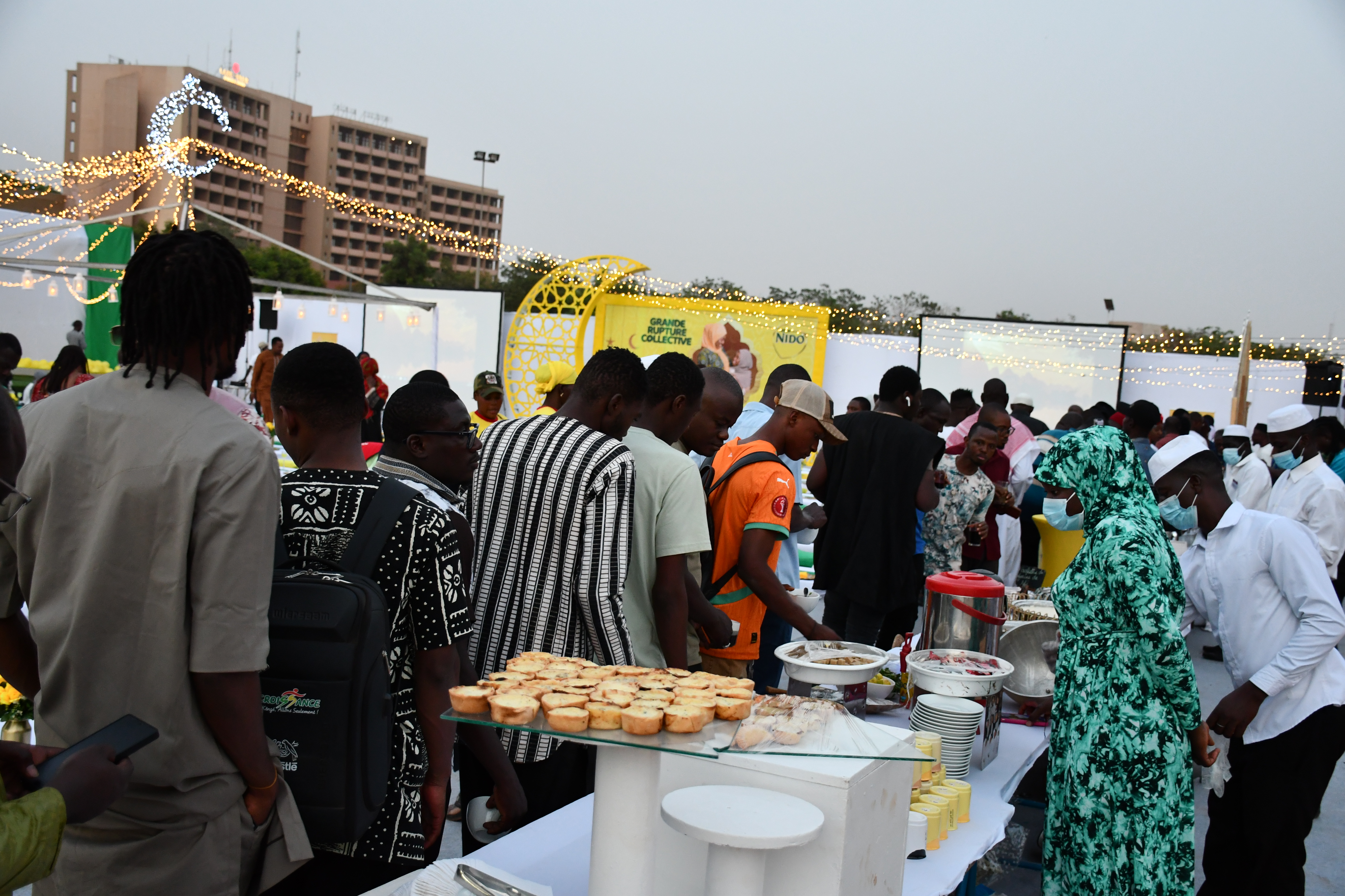 Chrétiens et musulmans réunis autour d'une même table à l'esplanade du Centre Aéré de la BCEAO pour magnifier le vivre-ensemble au Burkina Faso