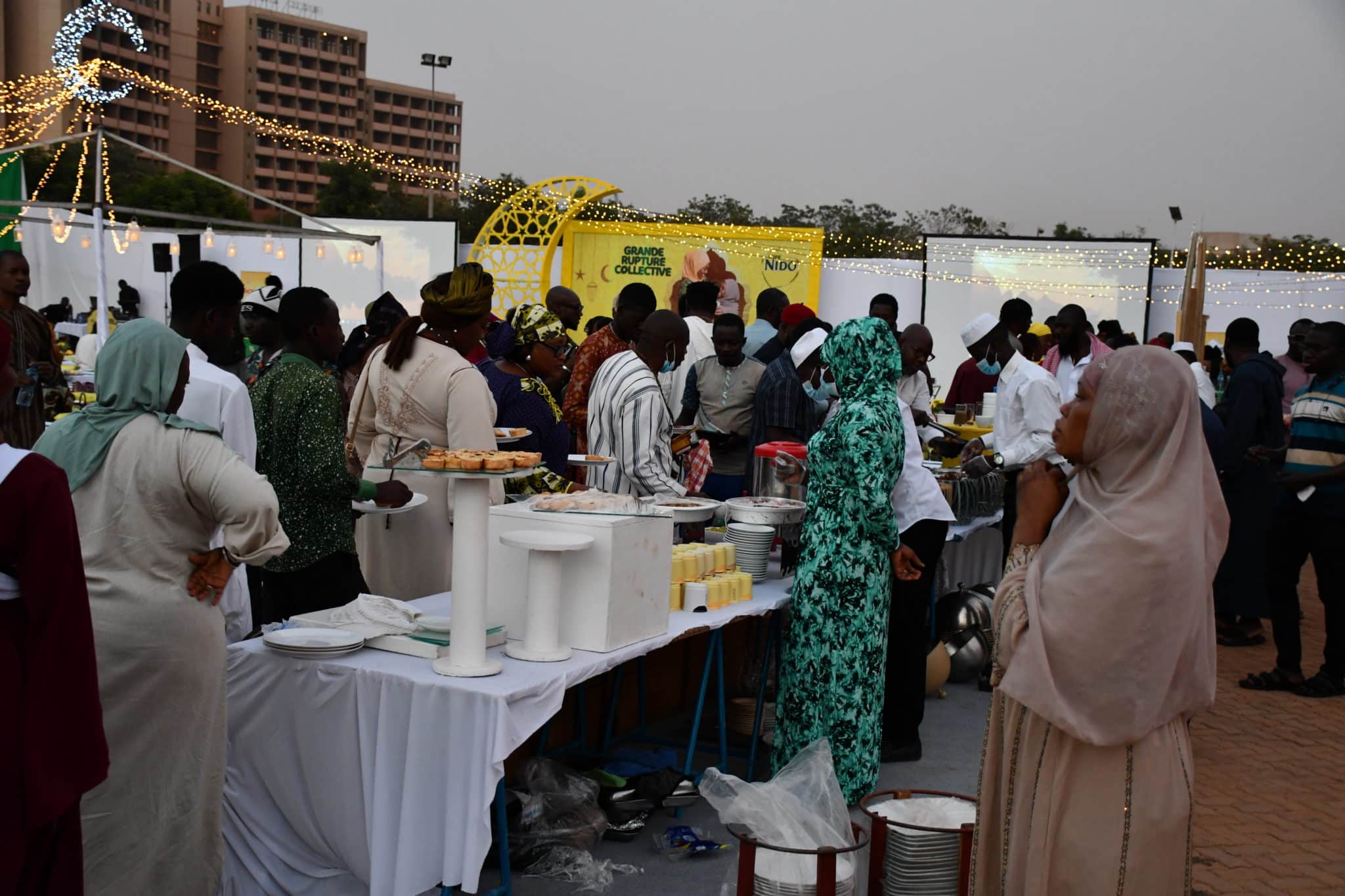 plus de 300 personnes ont répondu à l'appel de la marque NIDO pour célébrer la paix.