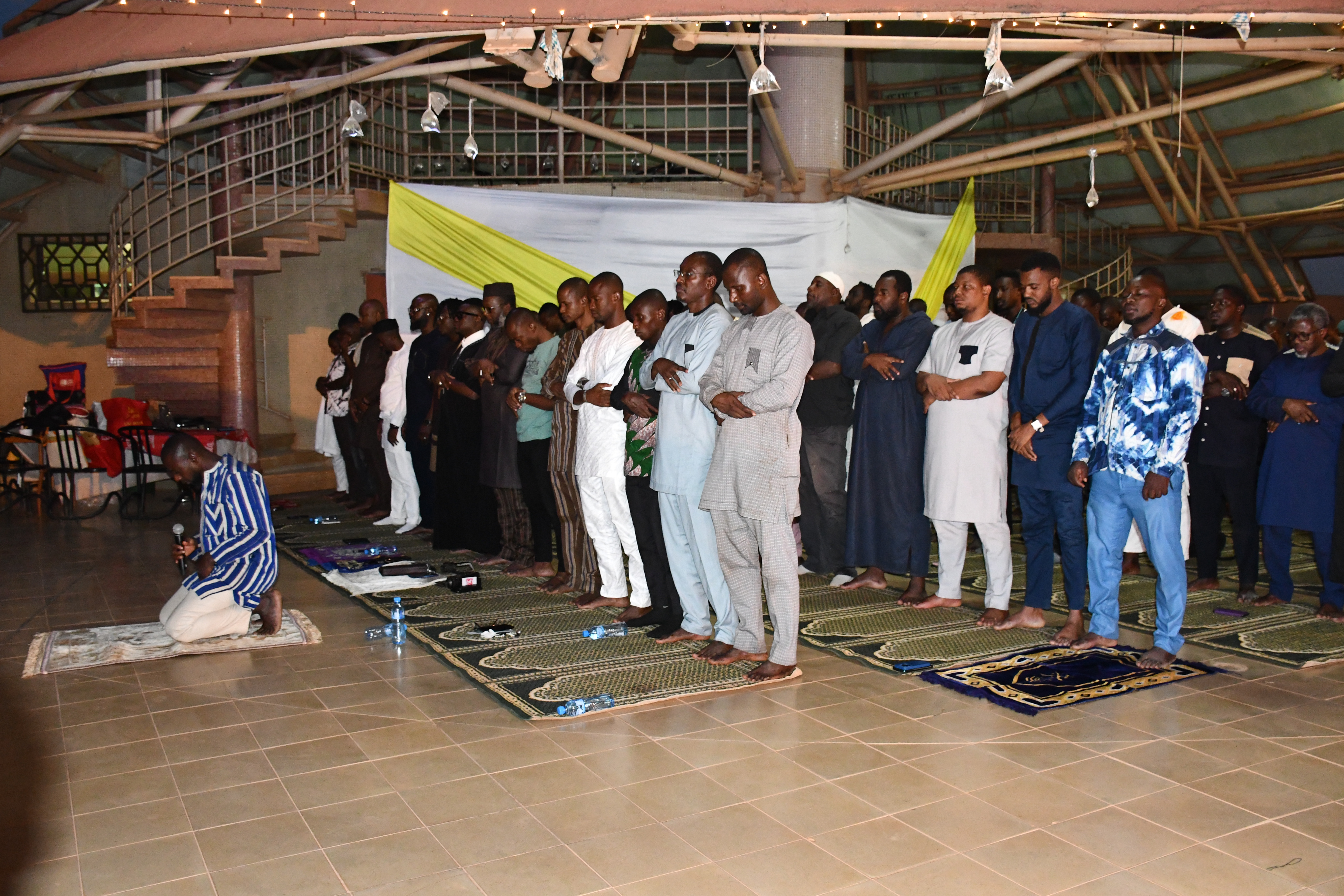 après la rupture, les fidèles se sont unis dans la prière pour implorer la paix et la stabilité au Burkina Faso.