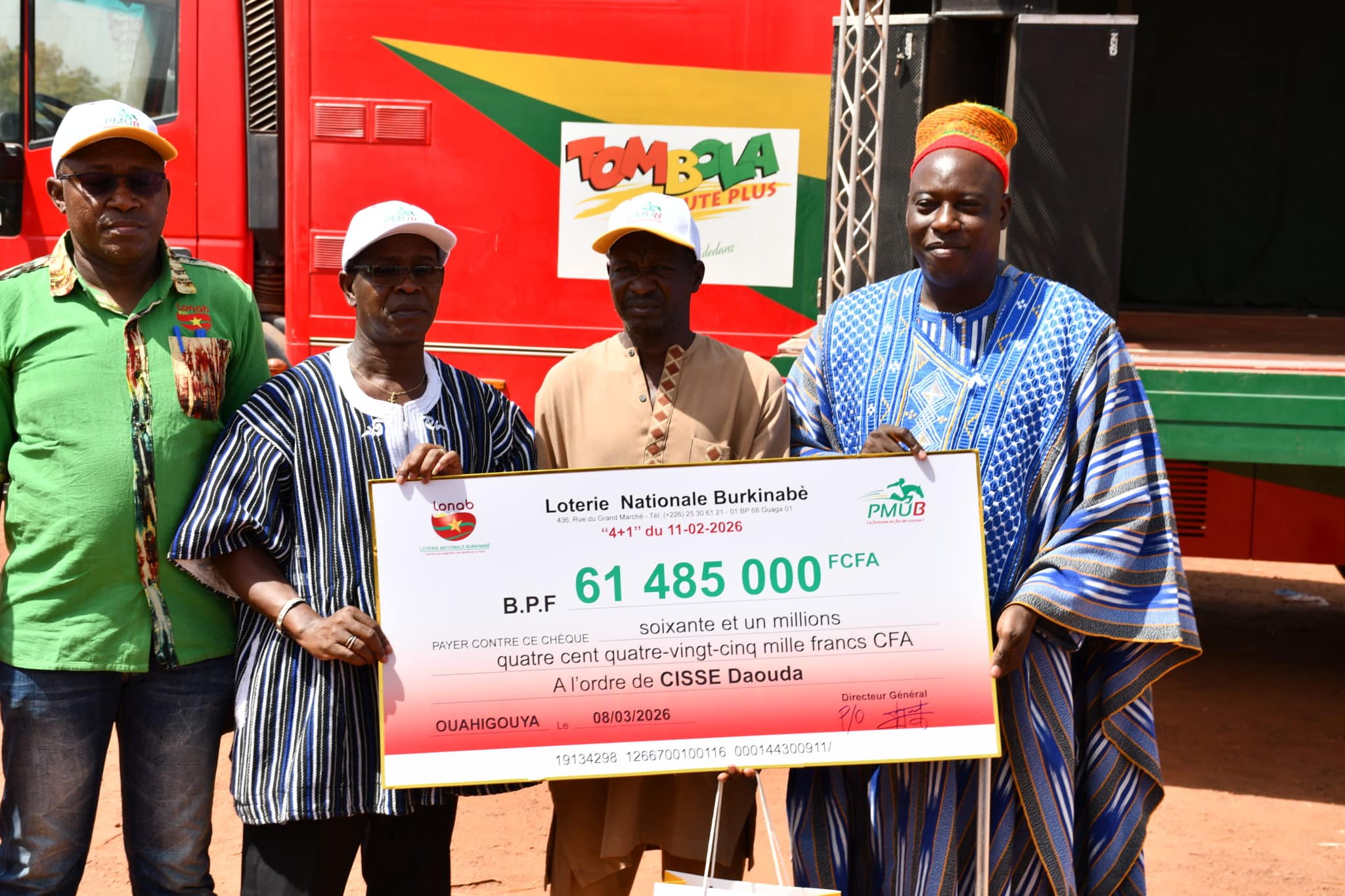 Daouda Cissé reçoit son chèque symbolique de 61 485 000 F CFA des mains des responsables de la LONAB à Yako