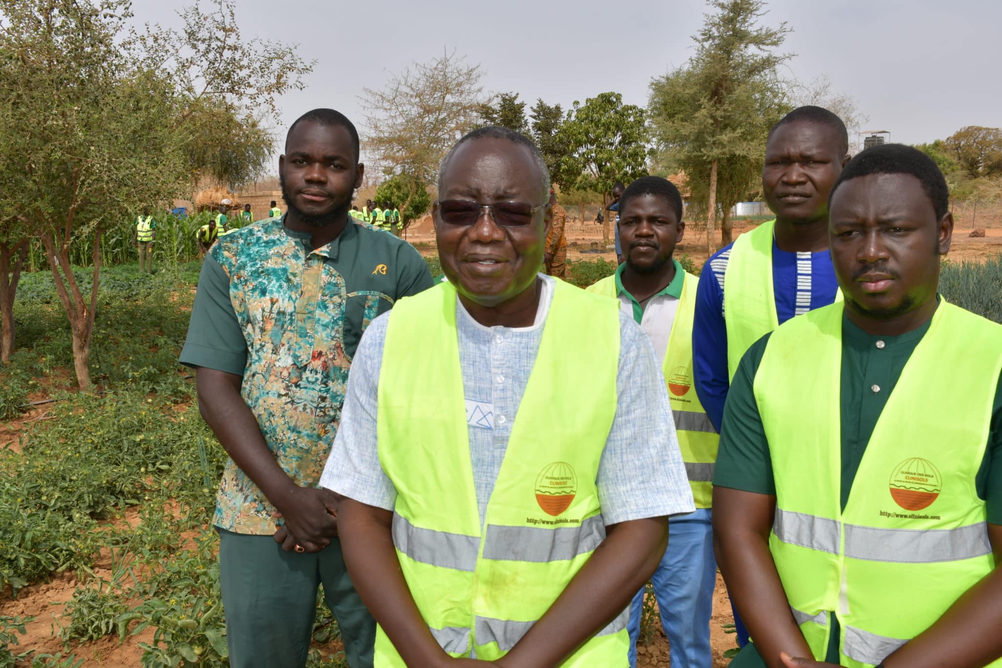 Le promoteur Zida Zakari et les techniciens de Clinisols encadrent une formation intensive, misant sur 90% de pratique pour garantir l'autonomie des jeunes