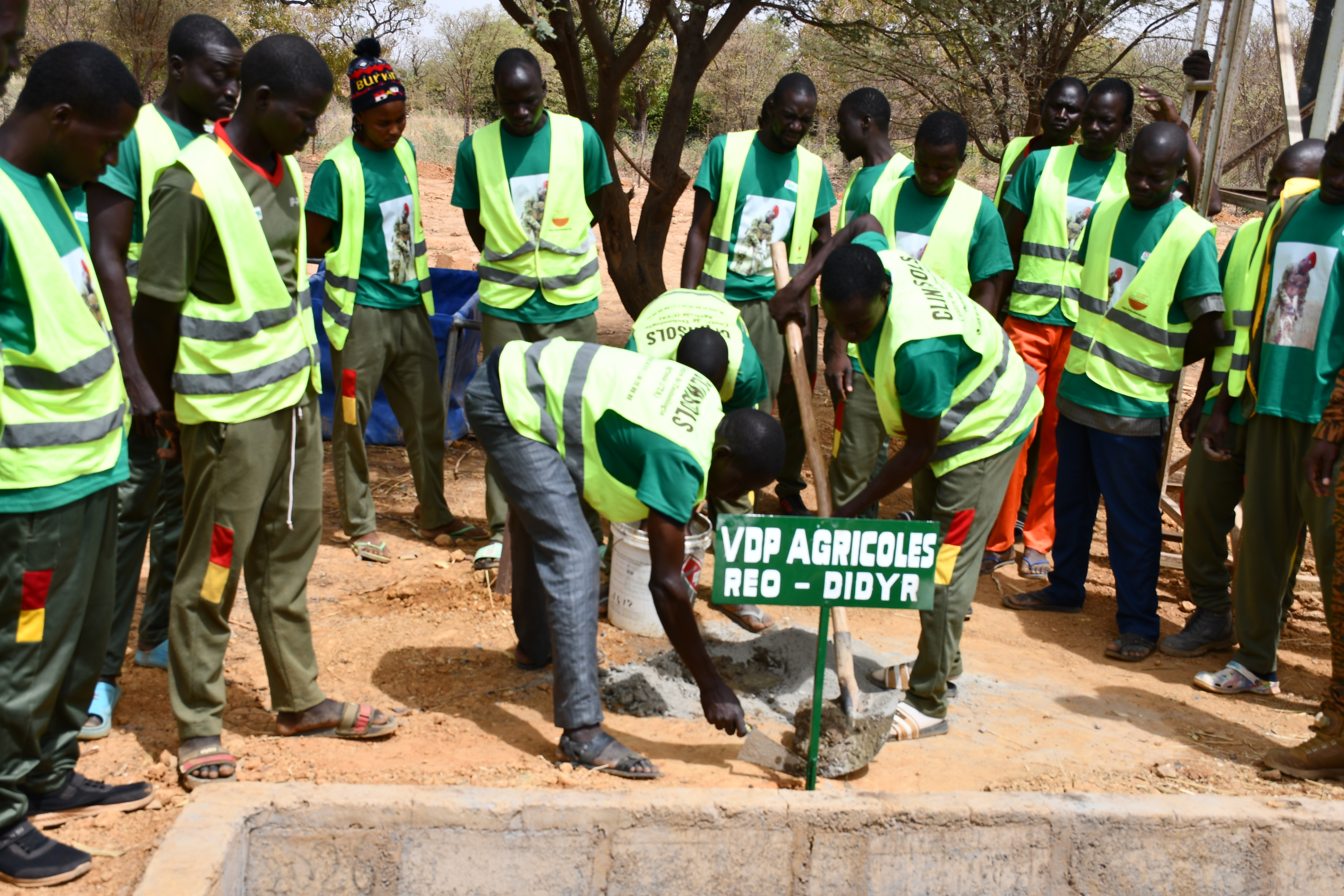 les volontaires ont spontanément aménagé une nouvelle fosse compostière au nom de leur promotion avant leur départ
