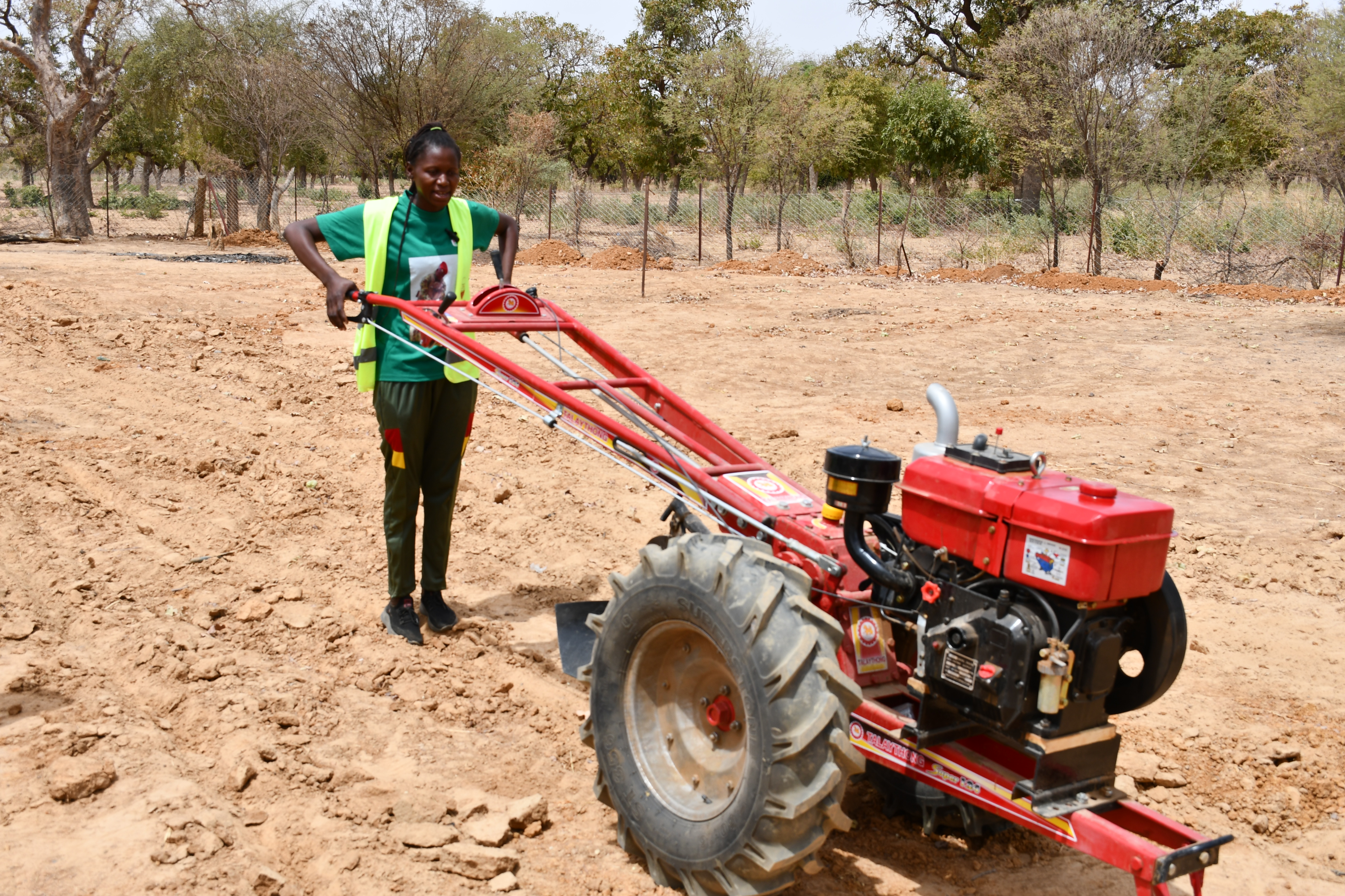 Les volontaires agricoles en pleine démonstration de labour avec le motoculteur sur le site de Yako