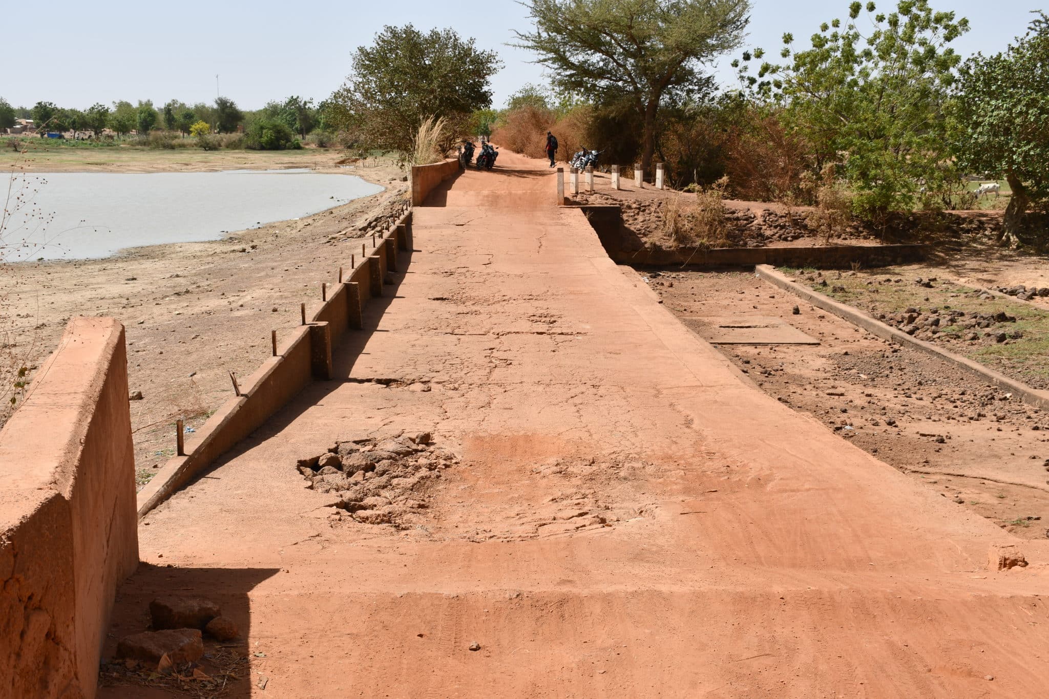La digue de Nazoanga, un passage périlleux qui a déjà coûté la vie à huit