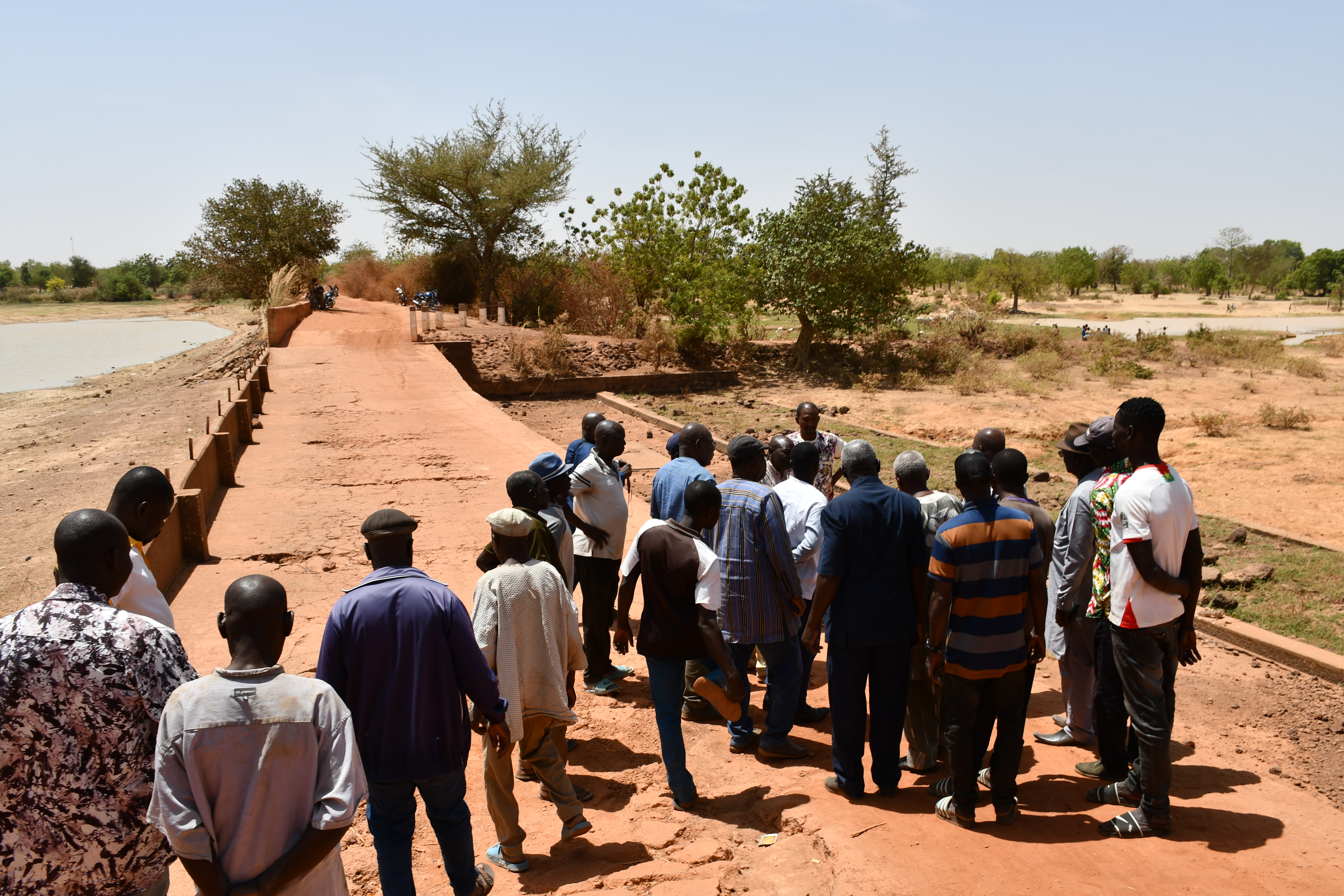 Un groupe de villageois mobilisés sur le site