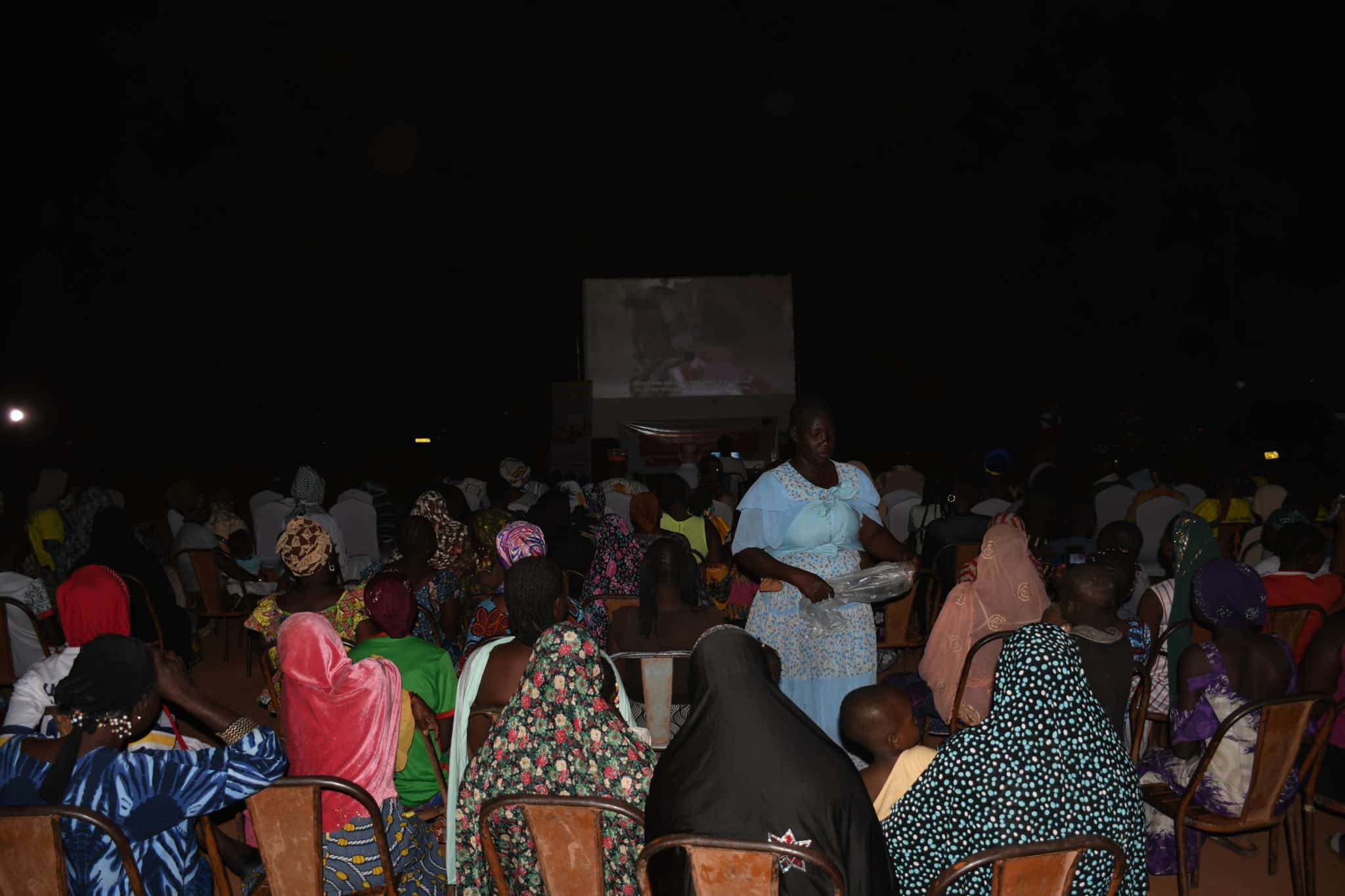 Le public de Panzani attentif devant l'écran, réuni pour échanger sur les droits des femmes et la lutte contre les violences