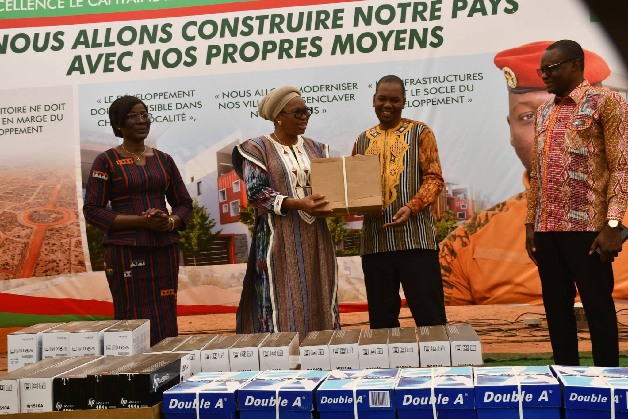 Présentation du kit de matériel informatique, d'une valeur de 10 millions de FCFA, offert par la SONATUR à la Direction Générale des Impôts