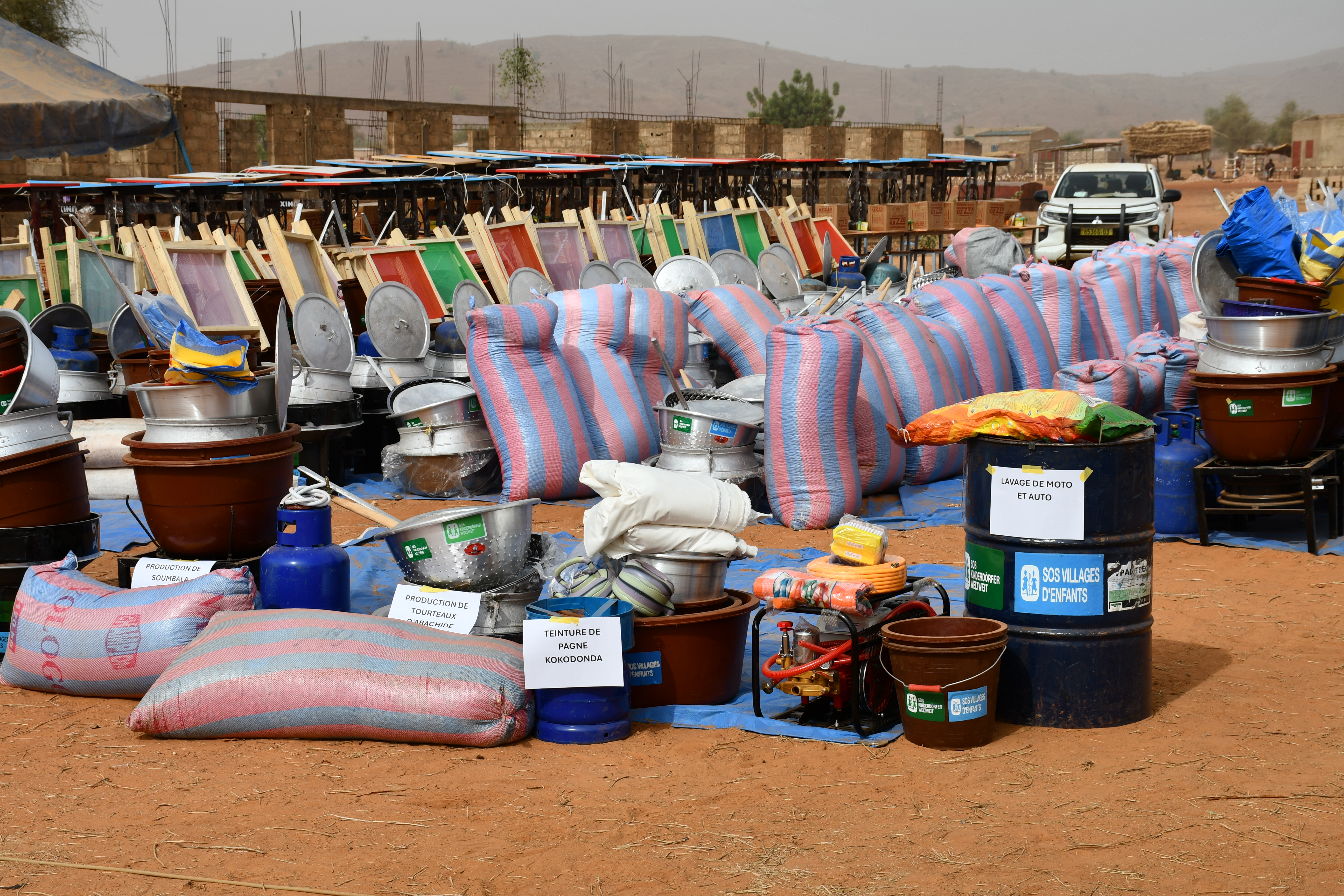Vue générale du matériel remis par SOS Villages d’Enfants à Kaya