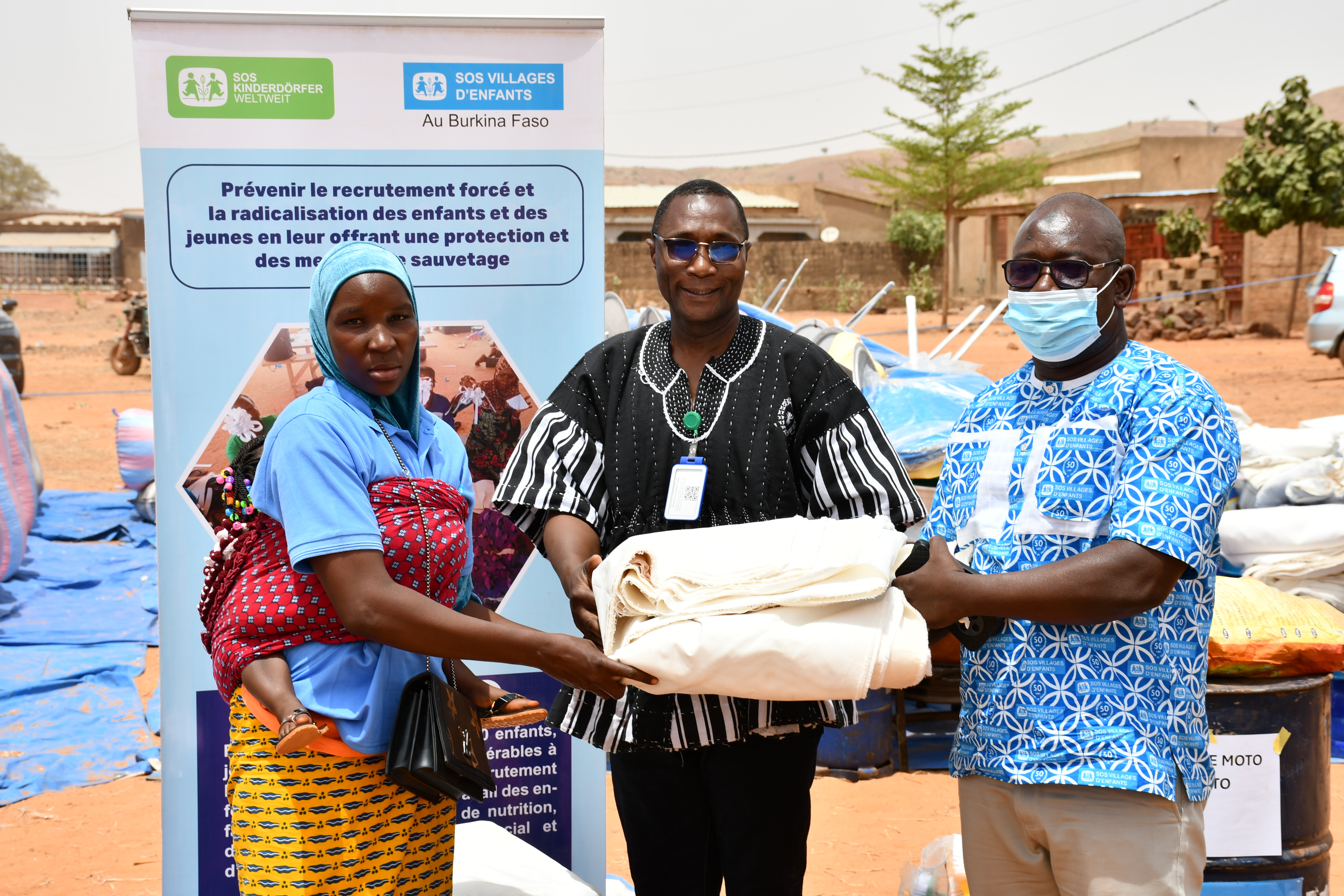 dit Marice Somé remettant un kit de couture pour encourager l'auto-prise en charge