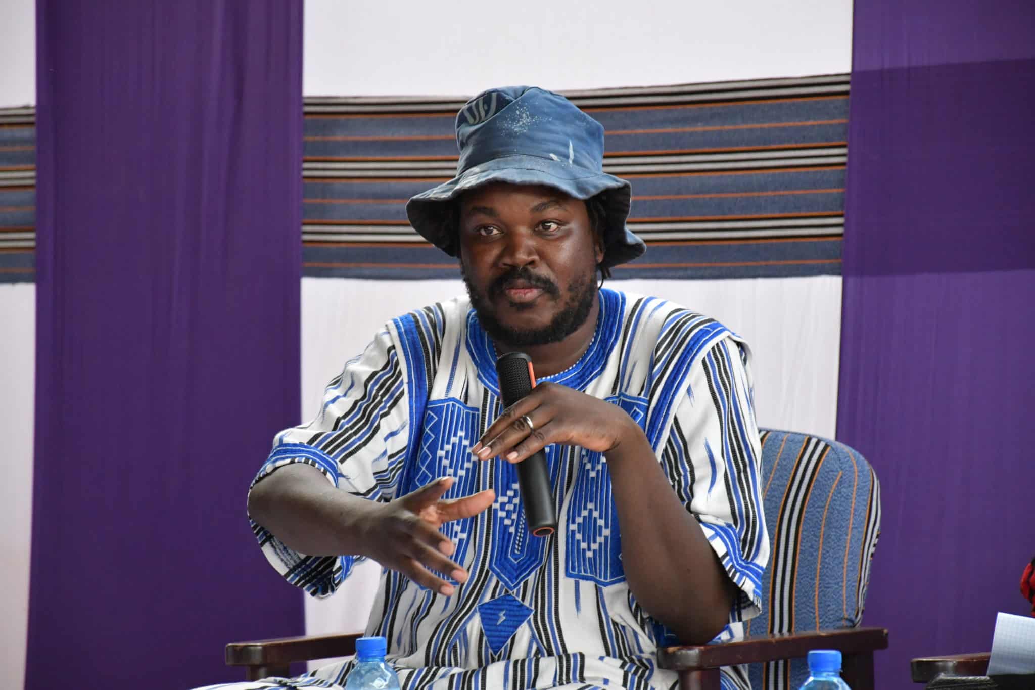 Paul Pingdwindé Zoungrana expliquant le concept de « théâtre de l'apaisement »