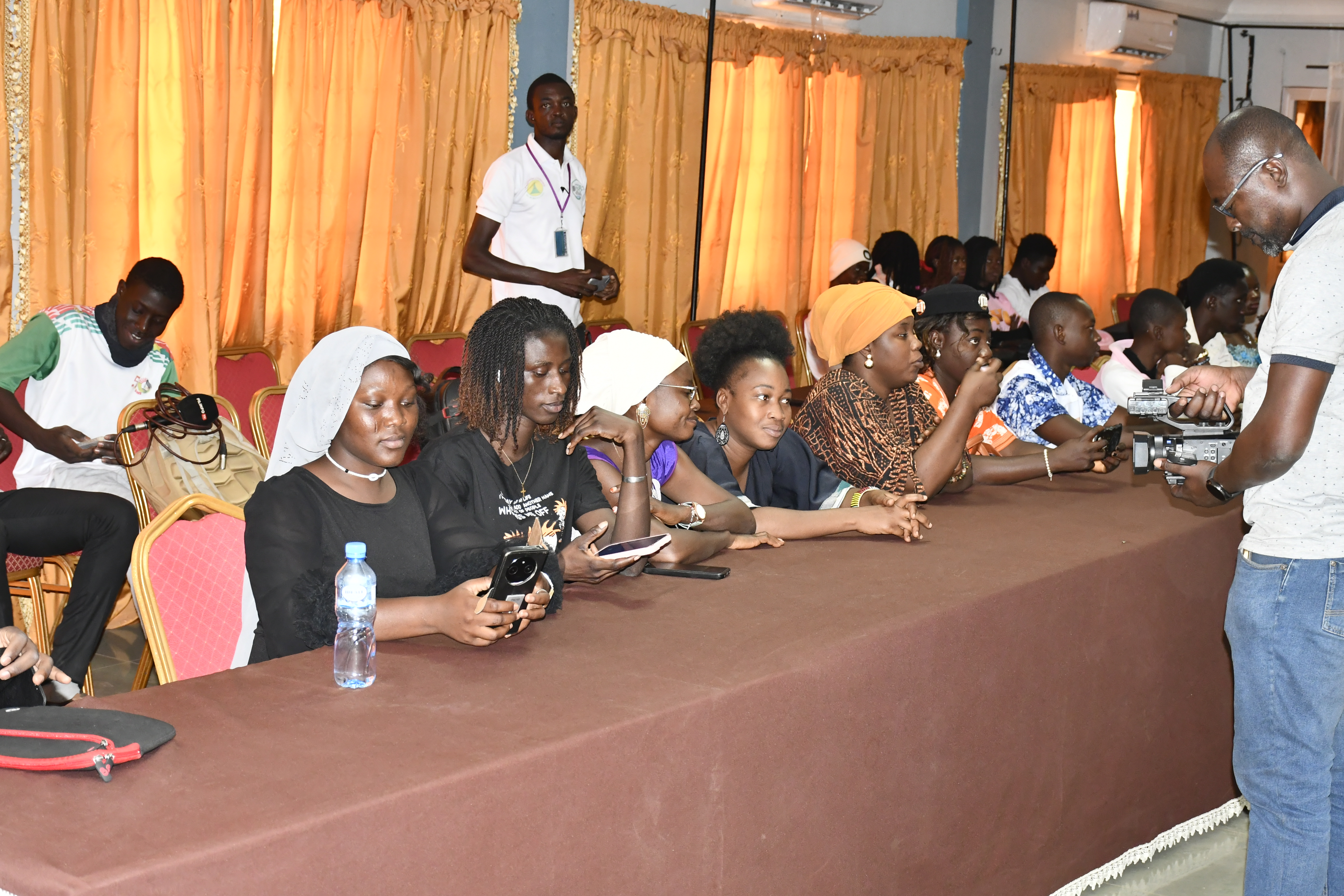 les professionnels et jeunes stagiaires collaborent pour affiner les 26 épisodes de la première saison