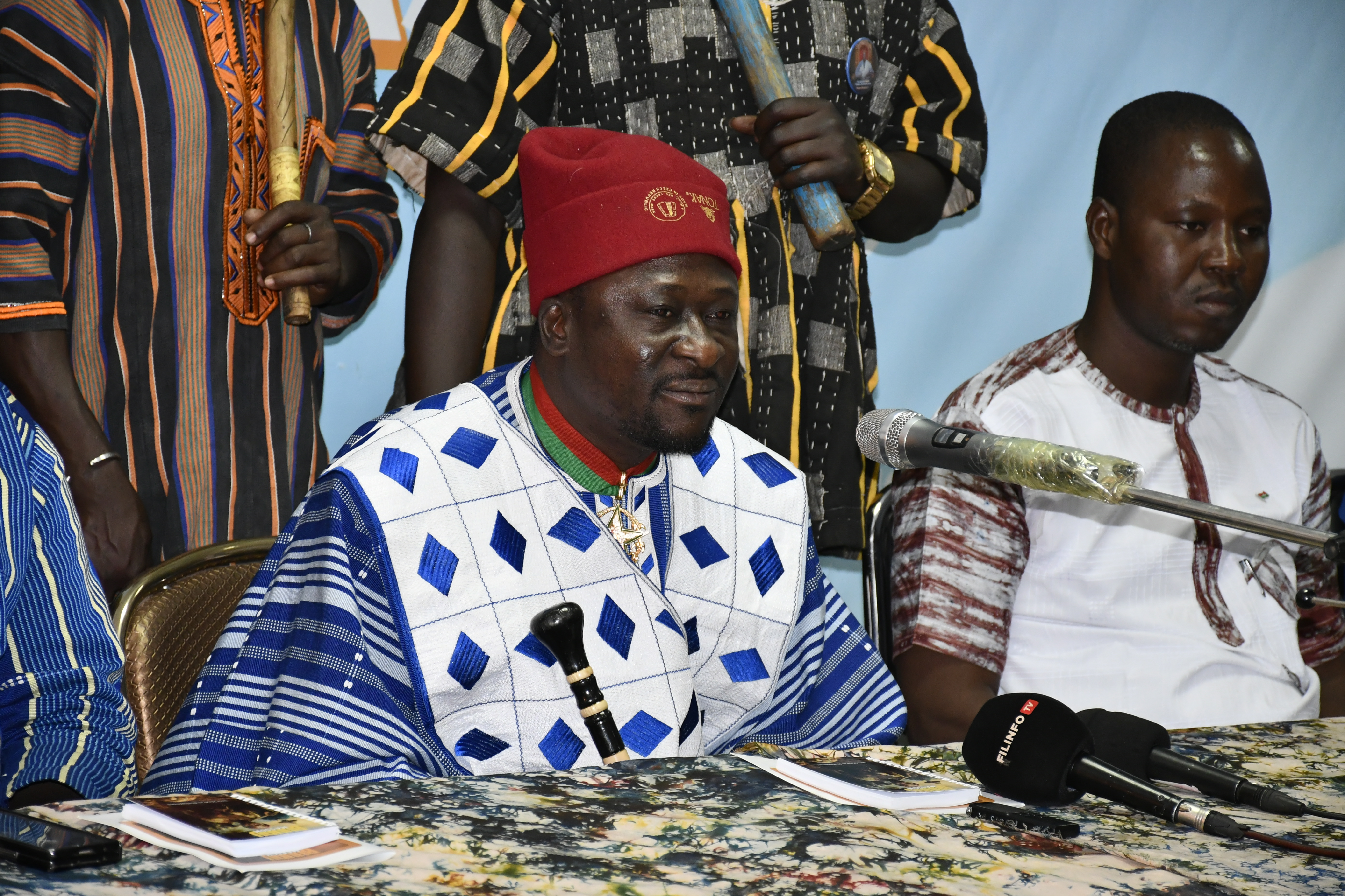 Sa Majesté le Naaba de Koupéla apportant sa bénédiction au projet pour une représentation authentique des valeurs coutumières