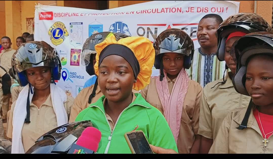 Nadine Ouedraogo, élève bénéficiaire du casque