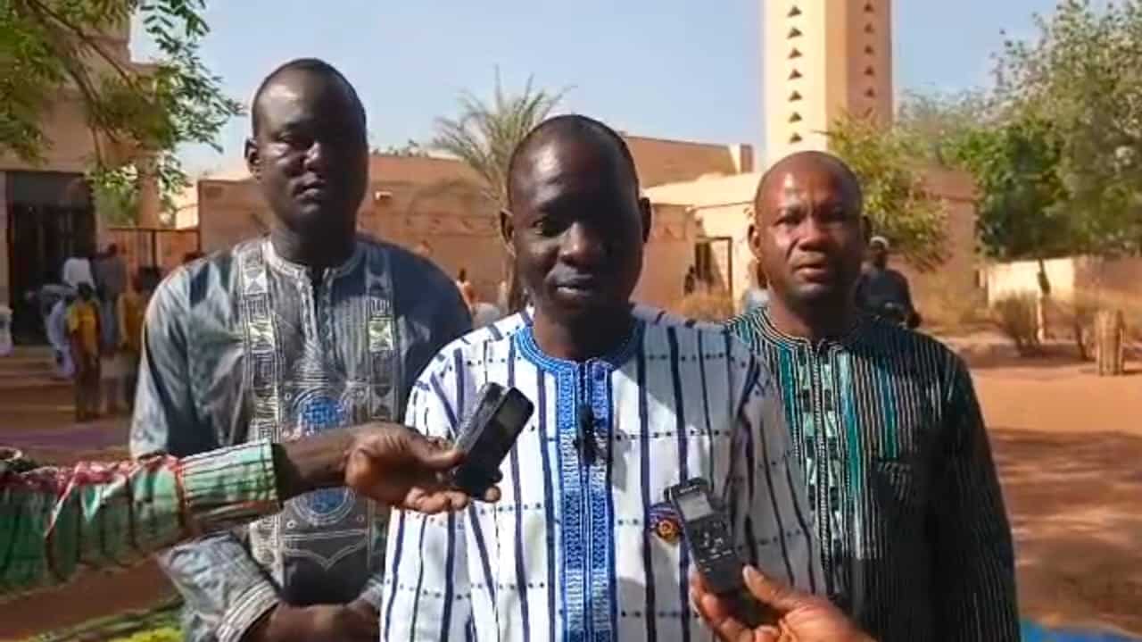 Le Haut-Commissaire de la province du Sourou, Désiré Badolo (au centre), accompagné des autorités locales, venu témoigner la proximité de l’État avec la communauté musulmane