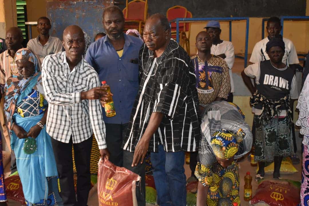 Aboudou Tiama, représentant l'association Faso Landa (Italie), expliquant le sens de ce don de solidarité à Tougan