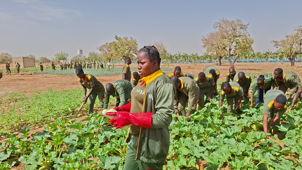 Salimata Koutou, volontaire de Dédougou, explique les bénéfices de sa formation