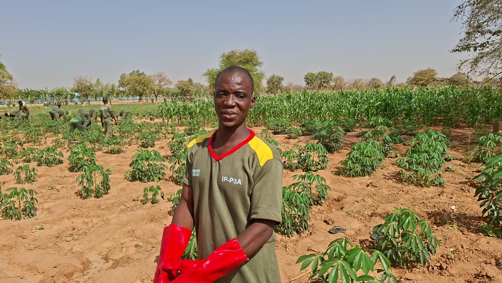Bako Issa (Safané) présente les techniques de culture du manioc apprises au centre
