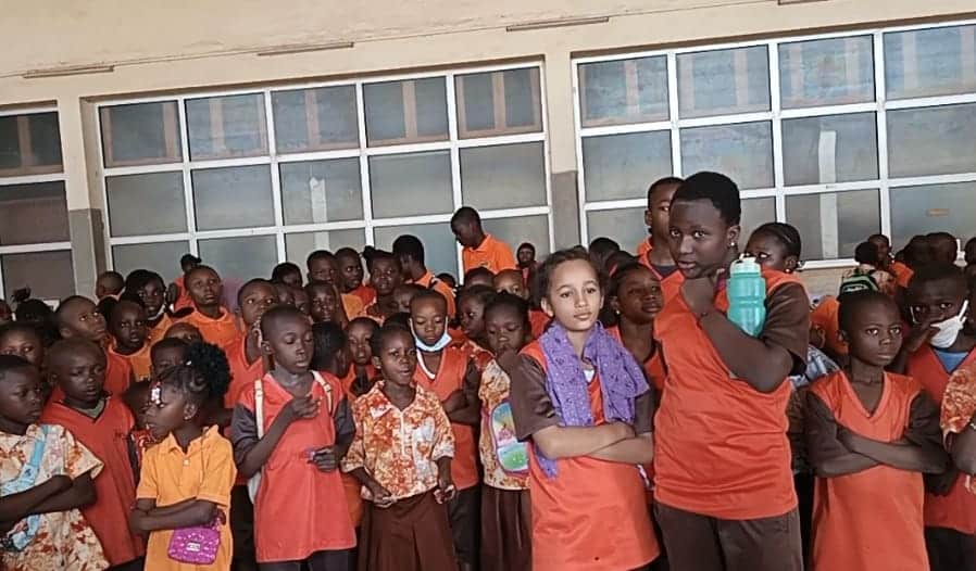 Les élèves recevant des consignes avant l'embarquement