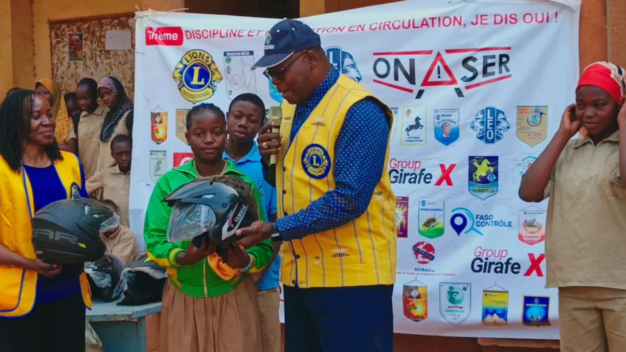 Remise symbolique d'un casque à une élève du lycée