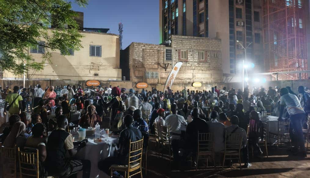 plus de 1 500 personnes, employés d'Orange et riverains de Koulouba, réunis pour la rupture collective du jeûne
