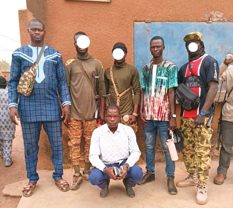 Les membres de l'Association Wa Konkoun lors de la remise officielle des dons à Kassan