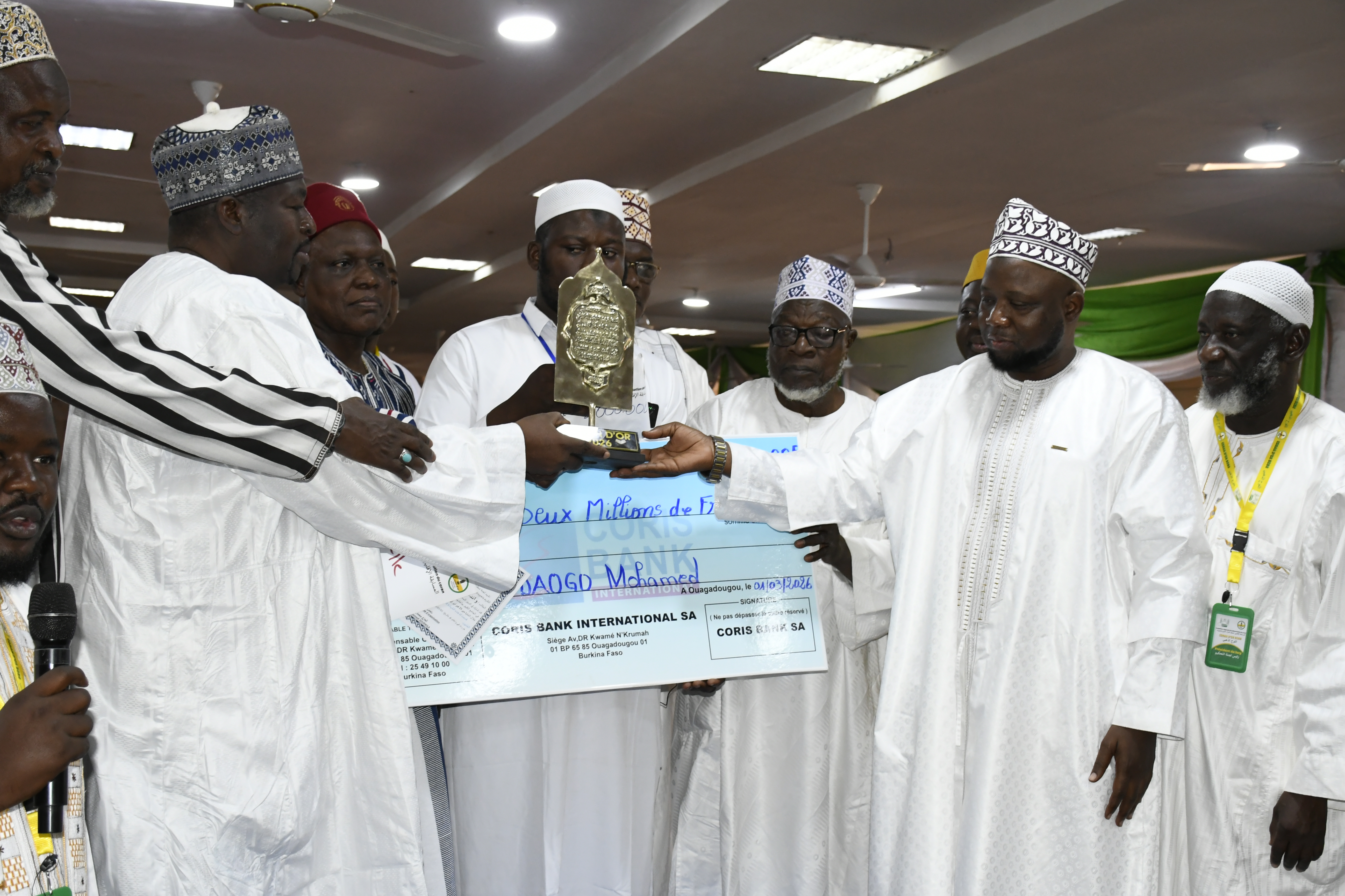 Wandaogo Mohamed reçoit le trophée de l’édition 2026 du Coran d’Or à Ouagadougou