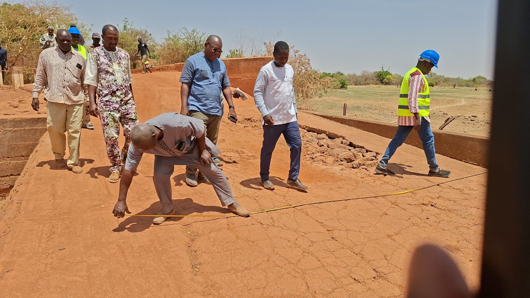 Le Directeur Exécutif de Res Publica et le PDS de Nanoro échangeant sur le