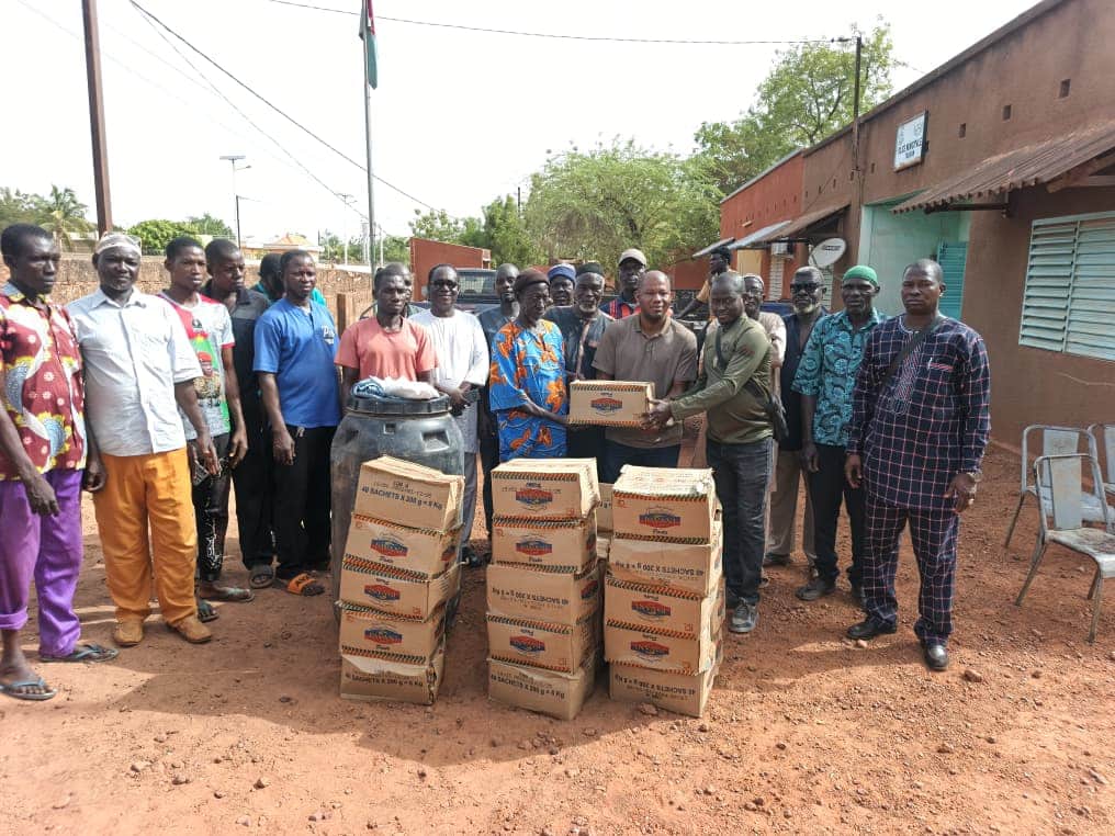 Les autorités locales reçoivent officiellement le don de deux tonnes de ciment des mains de Sa Majesté Sita Djerma, Chef de Canton de Louta